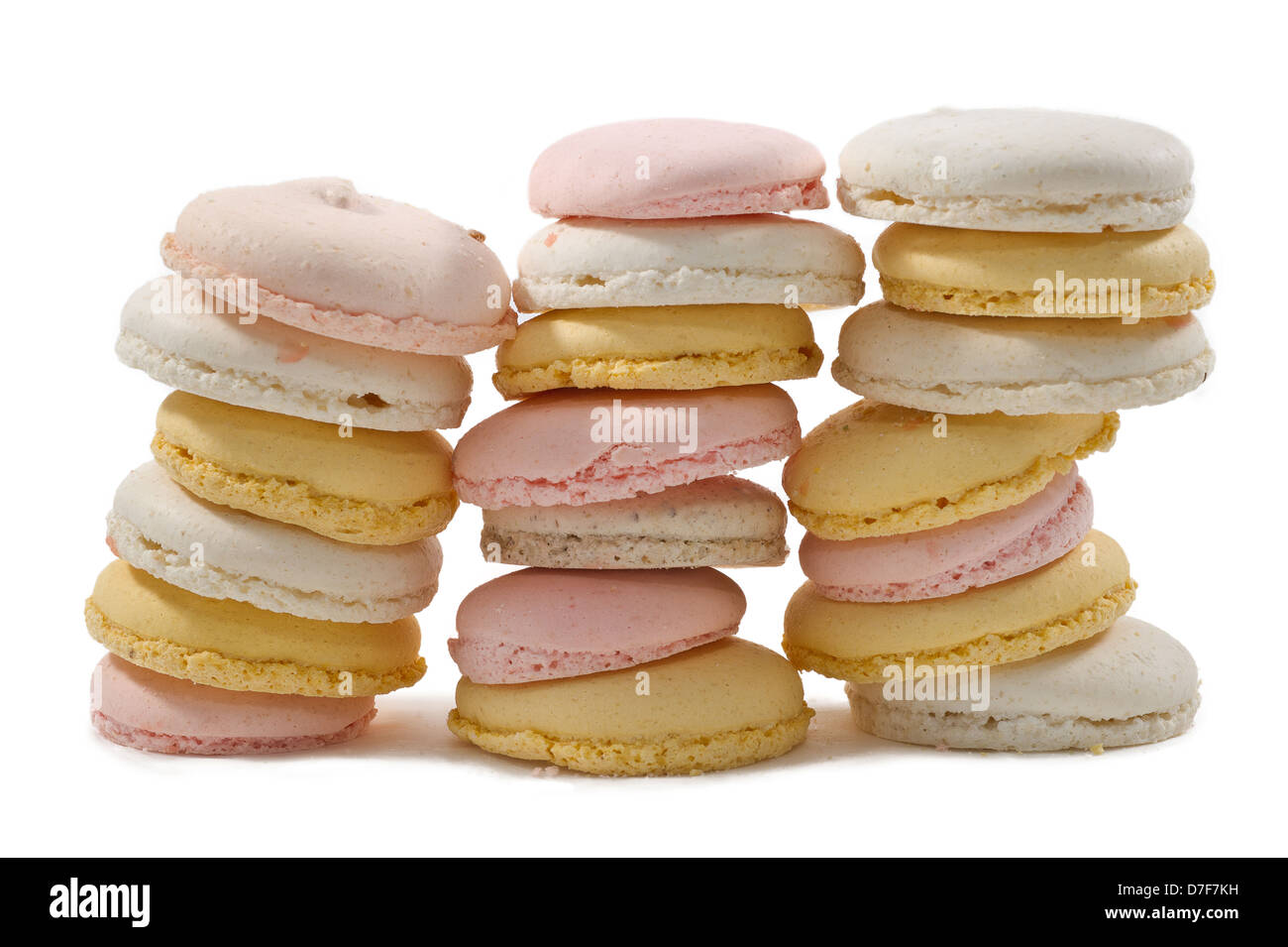 Colorated macarons pour gaufres à fond blanc Banque D'Images