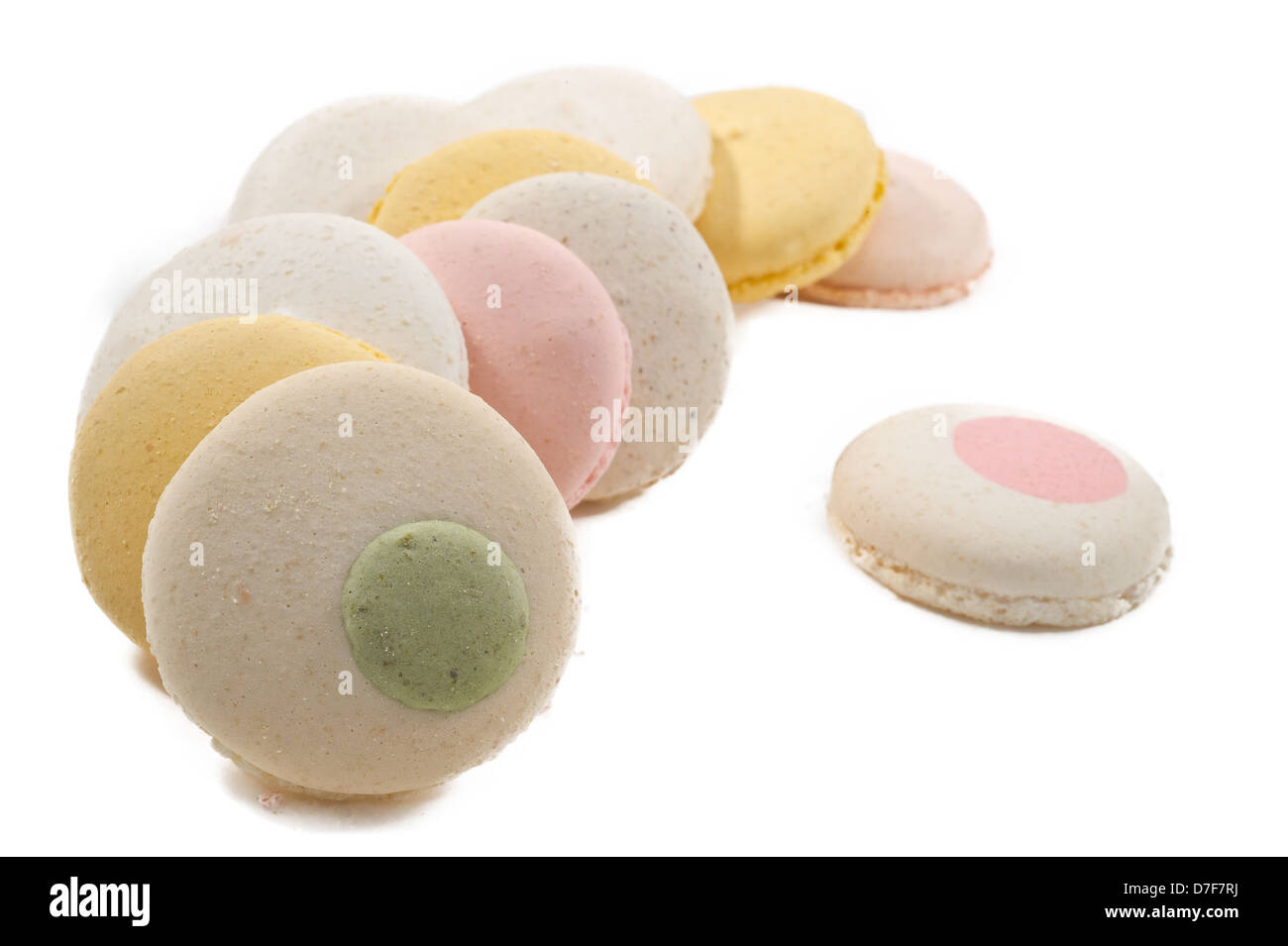 Colorated macarons pour gaufres à fond blanc Banque D'Images