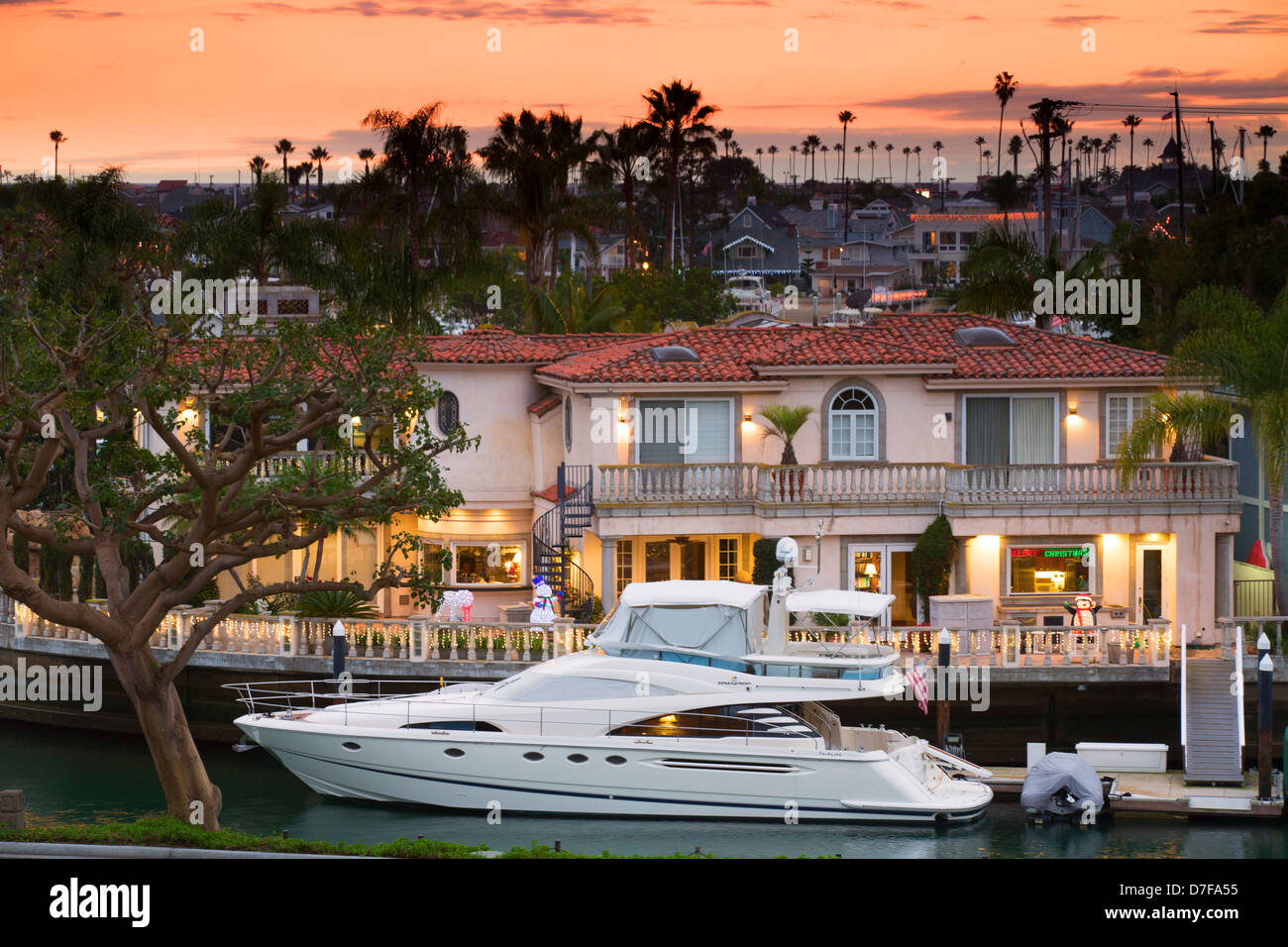 Yachts sur Harbour Island, Newport Beach, Orange County, en Californie. Banque D'Images
