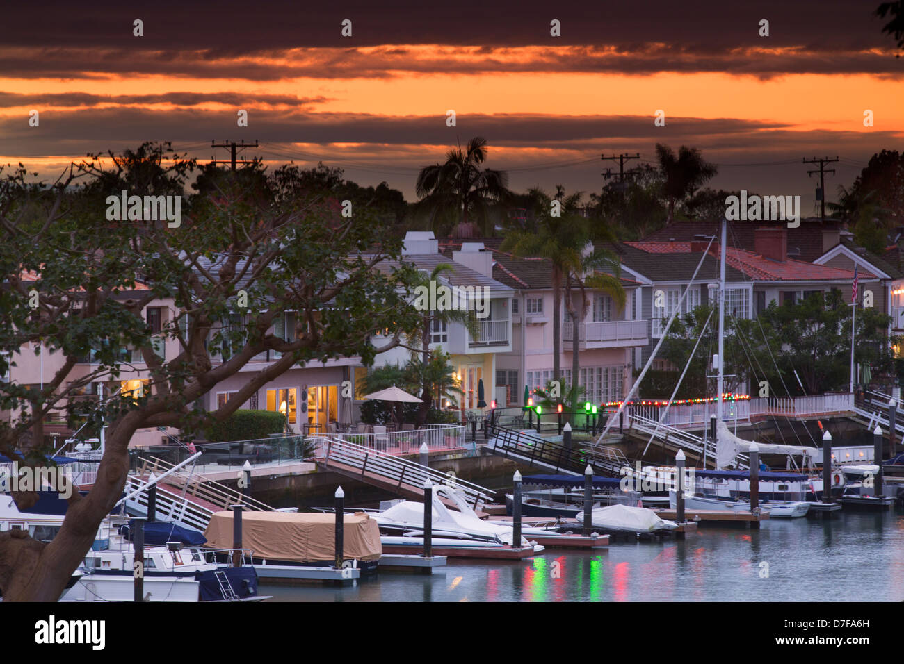 Yachts sur Harbour Island, Newport Beach, Orange County, en Californie. Banque D'Images