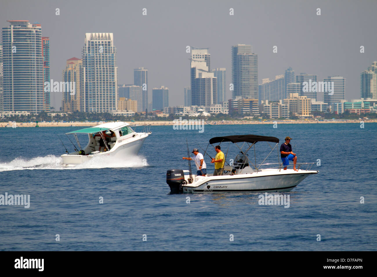 Miami Beach Floride, bateau d'eau de l'océan Atlantique, canotage, haute mer, pêche, ville horizon paysage urbain, haute élévation, immeubles de condominium, ville horizon paysage urbain, r Banque D'Images