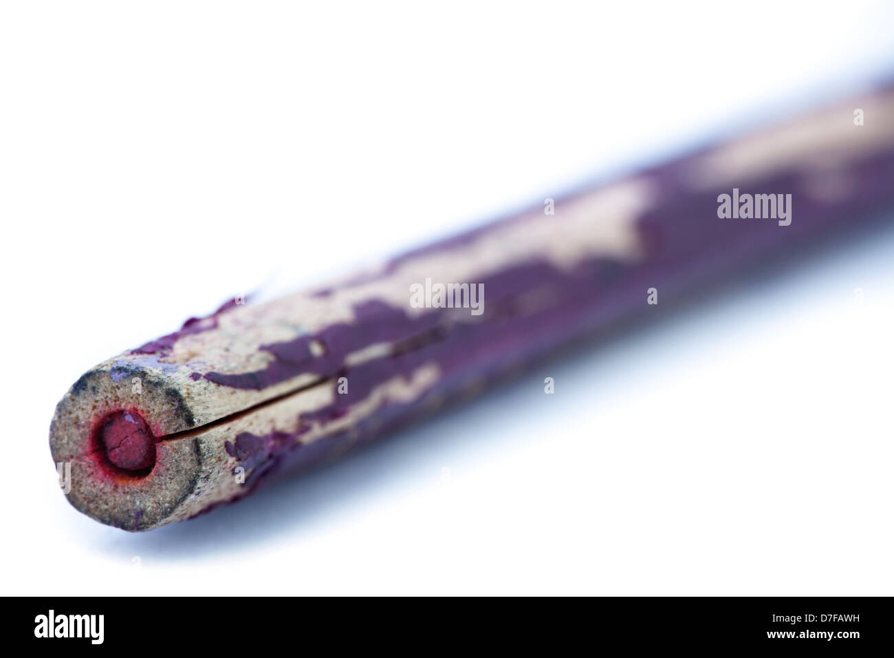 L'arrière d'un employé et mordu crayon violet isolé sur fond blanc. Profondeur de champ. Banque D'Images