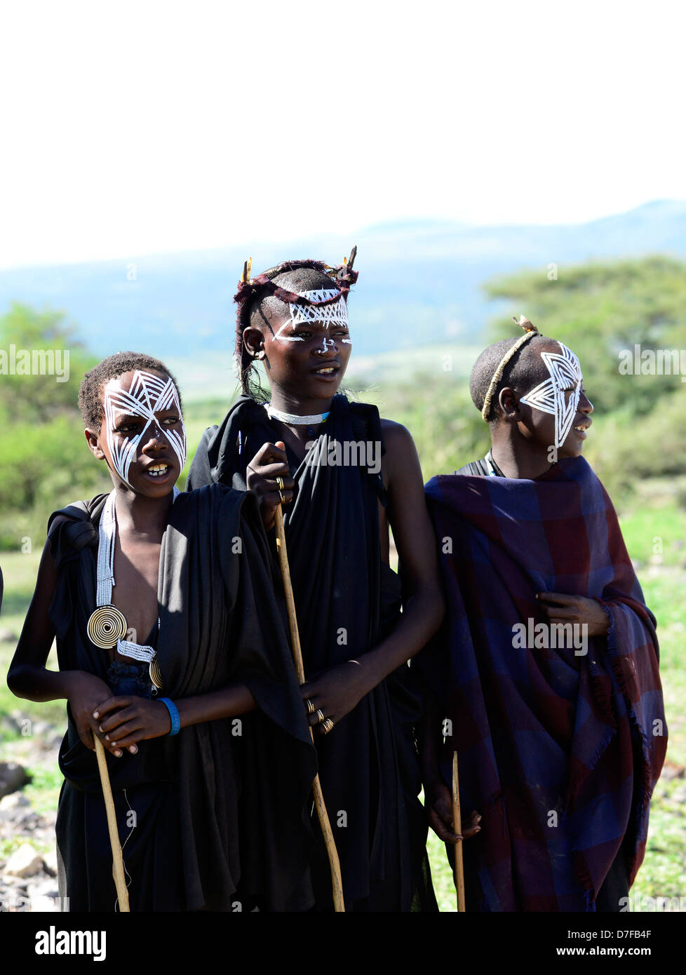 De nouveaux guerriers Masai en Tanzanie du Nord. Banque D'Images