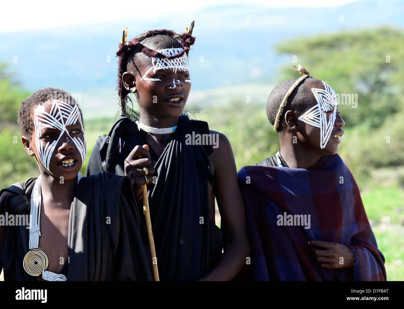 De nouveaux guerriers Masai en Tanzanie du Nord. Banque D'Images