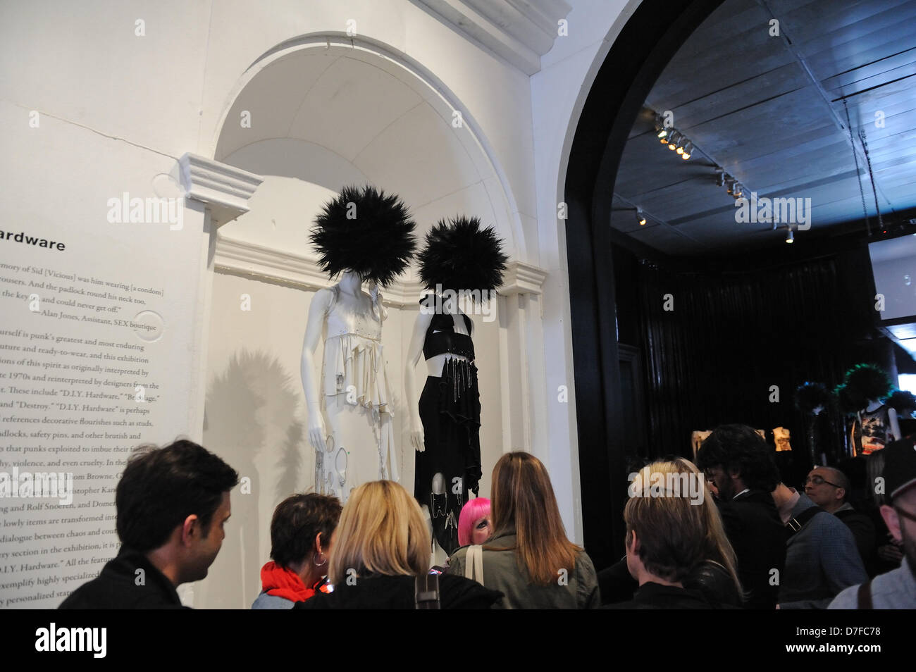 New York, USA. 6e mai 2013. À l'ouverture de l'exposition "Punk : Chaos à couture' le 6 mai au Metropolitan Museum of Art de New York, designer anglais Zandra Rhodes a donné des entrevues en face de robes qu'elle a conçu en 1977. (Photo : Terese Loeb Kreuzer/Alamy Live News) Banque D'Images