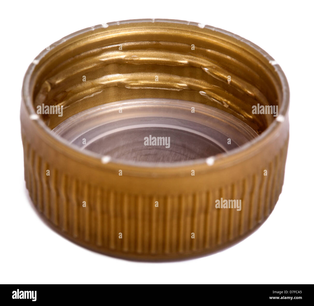 Légèrement high angle view of a golden cap bouteille plastique isolé sur fond blanc. Côté inférieur. Banque D'Images
