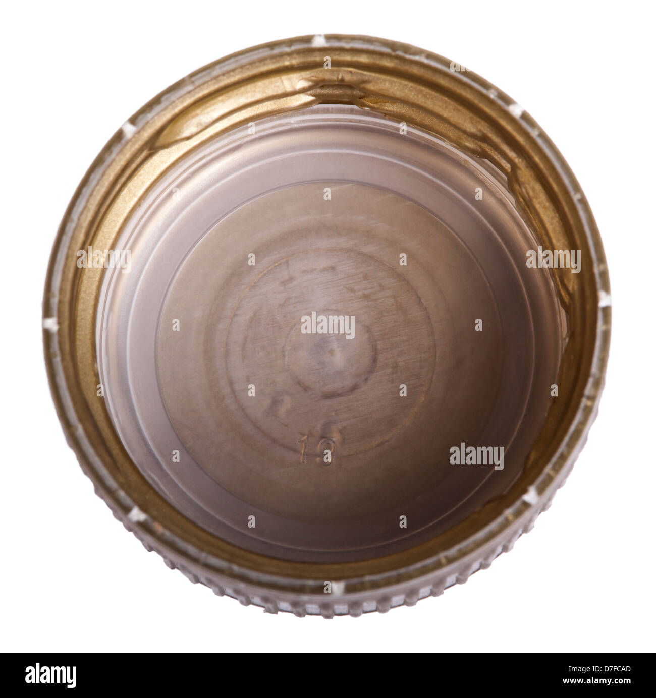 Une bouteille en plastique d'or cap tourné à partir de juste au-dessus, isolé sur fond blanc. Côté inférieur. Banque D'Images