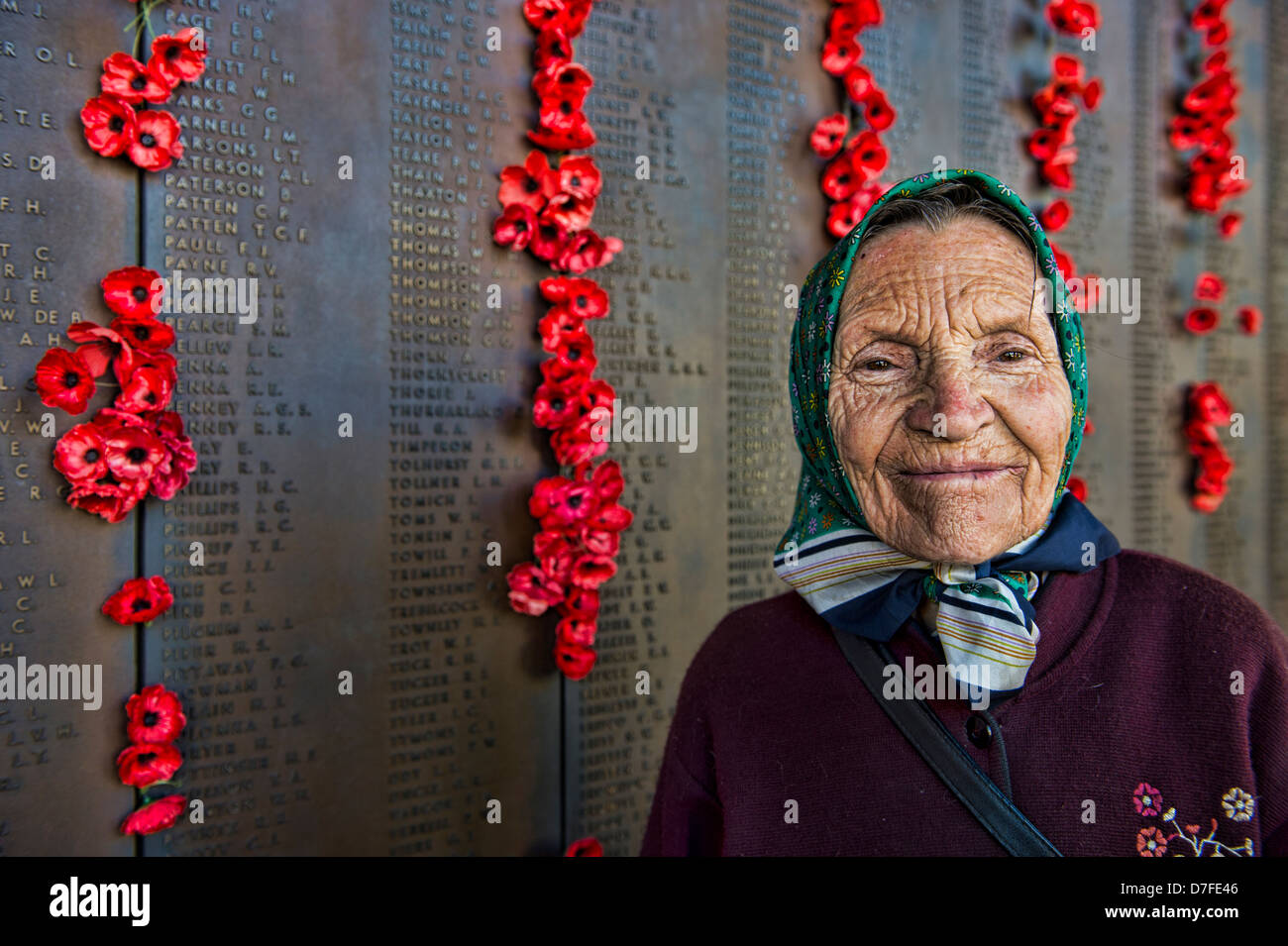Veuve de guerre âgées se souvient de son mari au Monument commémoratif de guerre à Canberra, Australie Banque D'Images