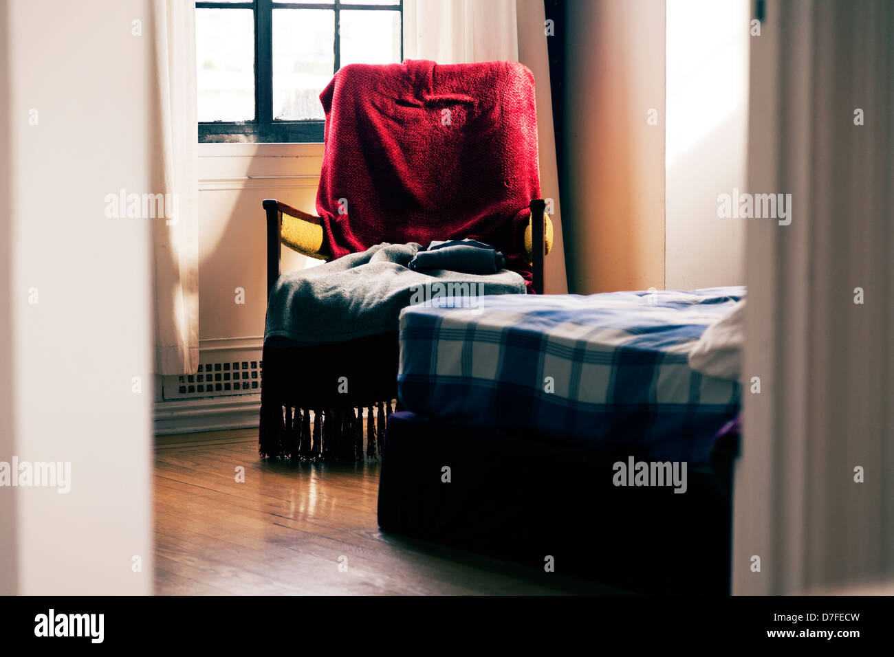 Une vue agrandie à un fauteuil dans la chambre partiellement caché par des  pics de lit. Tourné à travers la création de la chambre de porte voyeur  Photo Stock - Alamy