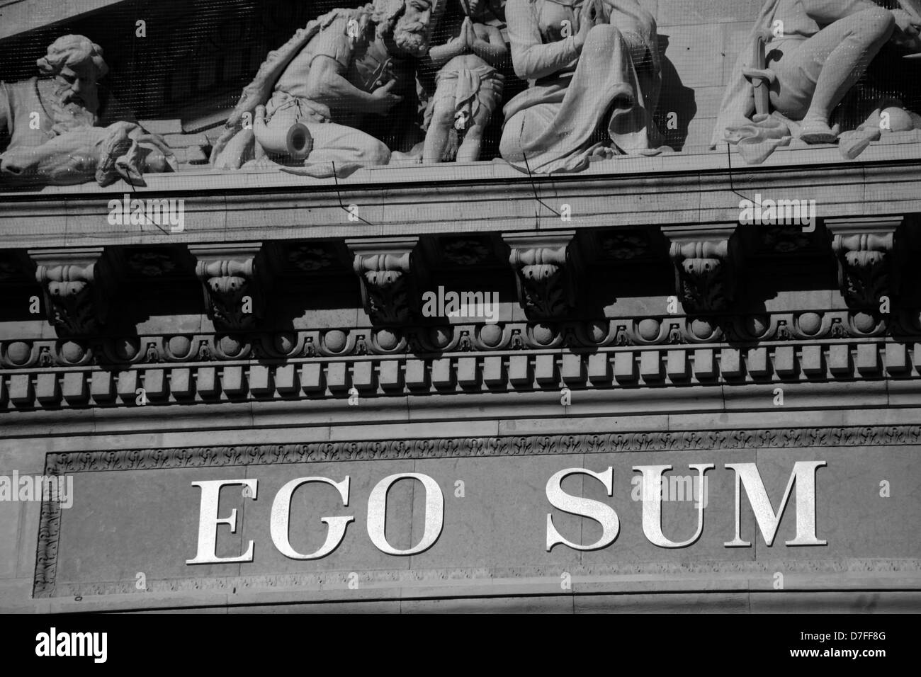 Une partie de l'alphabet latin placé sur la façade de l'église Saint Etienne à Budapest, Hongrie. Banque D'Images