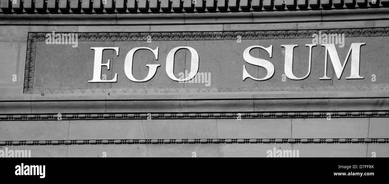Une partie de l'alphabet latin placé sur la façade de l'église Saint Etienne à Budapest, Hongrie. Banque D'Images