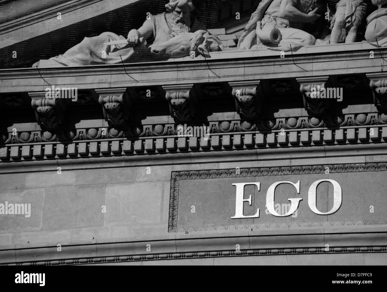 Une partie de l'alphabet latin placé sur la façade de l'église Saint Etienne à Budapest, Hongrie. Banque D'Images