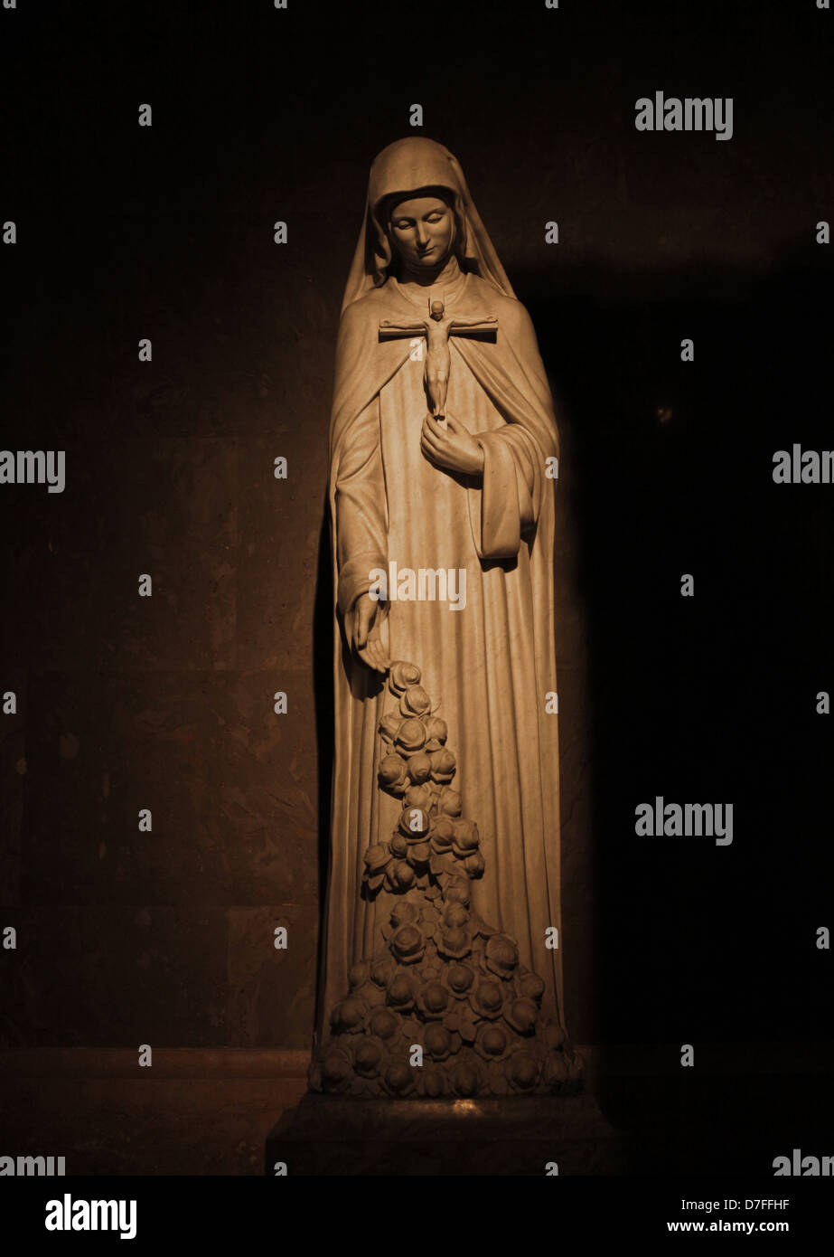 Une sculpture de Sainte Thérèse (Szent Terez) à St.Stephen (Szent Istv ?n) Basilique à Budapest, Hongrie. Banque D'Images