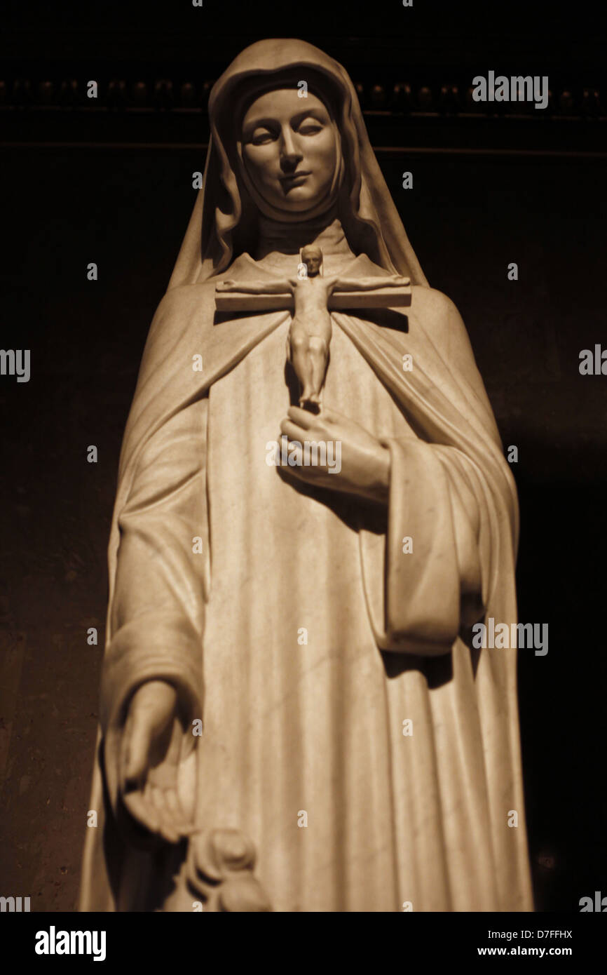Une sculpture de Sainte Thérèse (Szent Terez) à St.Stephen (Szent Istv ?n) Basilique à Budapest, Hongrie. Banque D'Images