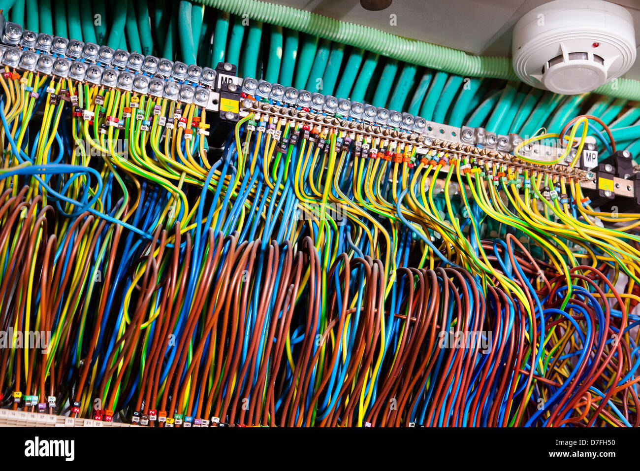 Gros plan incliné très grand nombre de fils électriques de différentes couleurs à la distribution de l'électricité à divers endroits de débit Banque D'Images