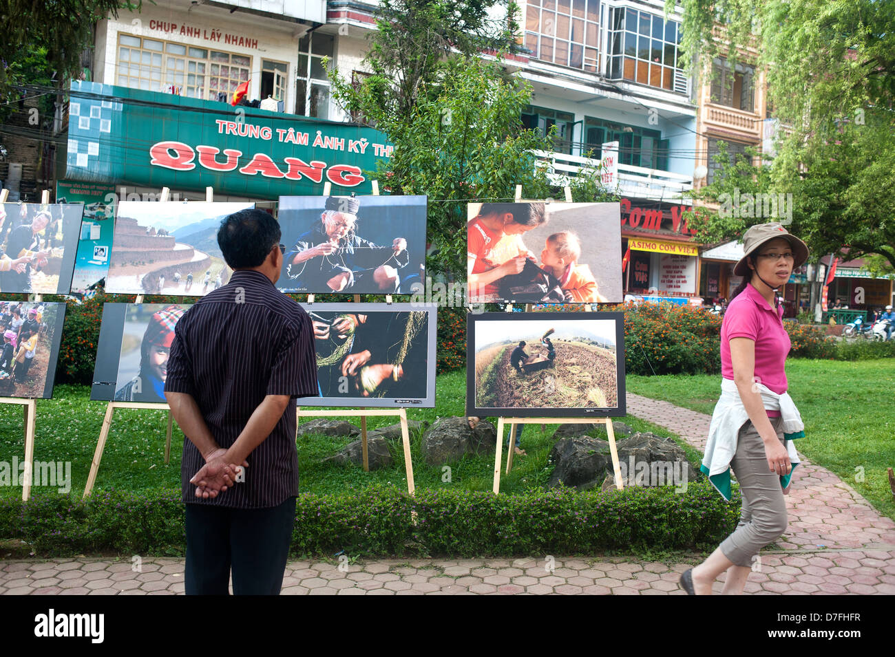 Sapa, Vietnam - homme regardant exposition de photos sur les rues Banque D'Images