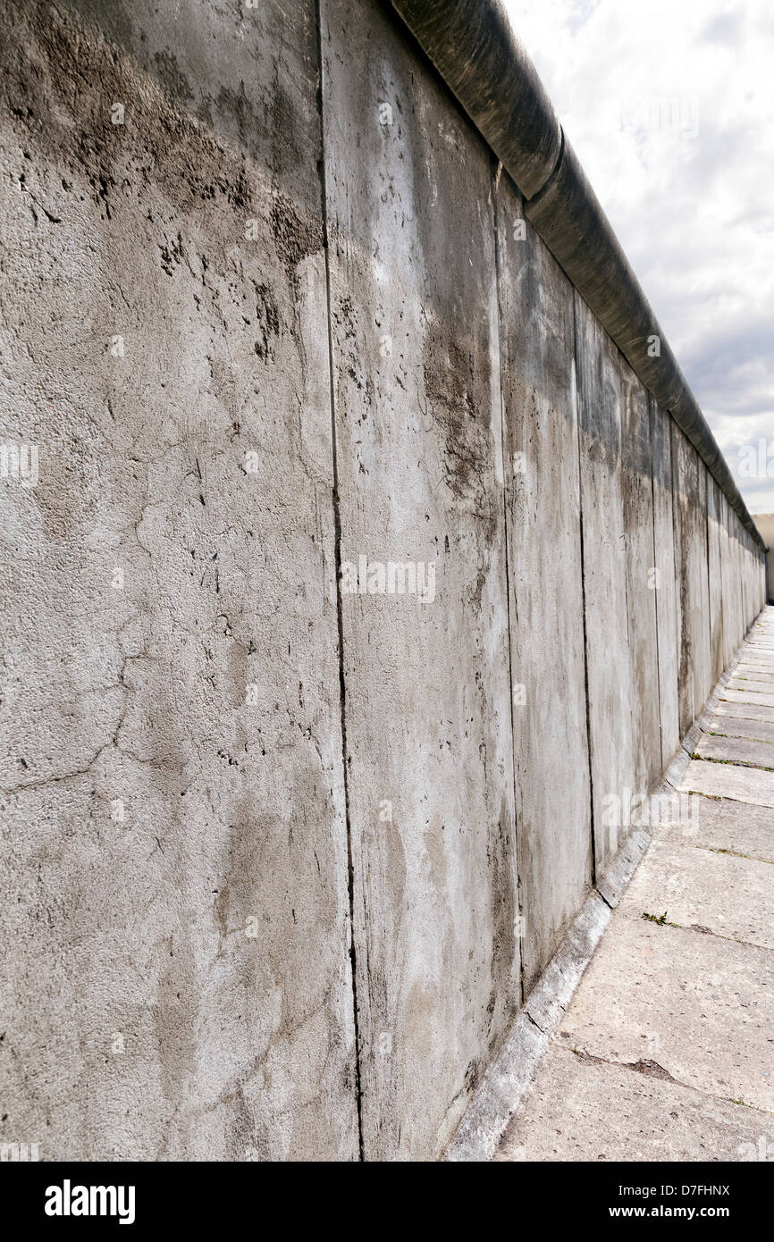 Voir l'article original est à l'ouest de la partie du mur de Berlin Mémorial du Mur de Berlin à la Bernauer Strasse est de Berlin, Allemagne. Banque D'Images