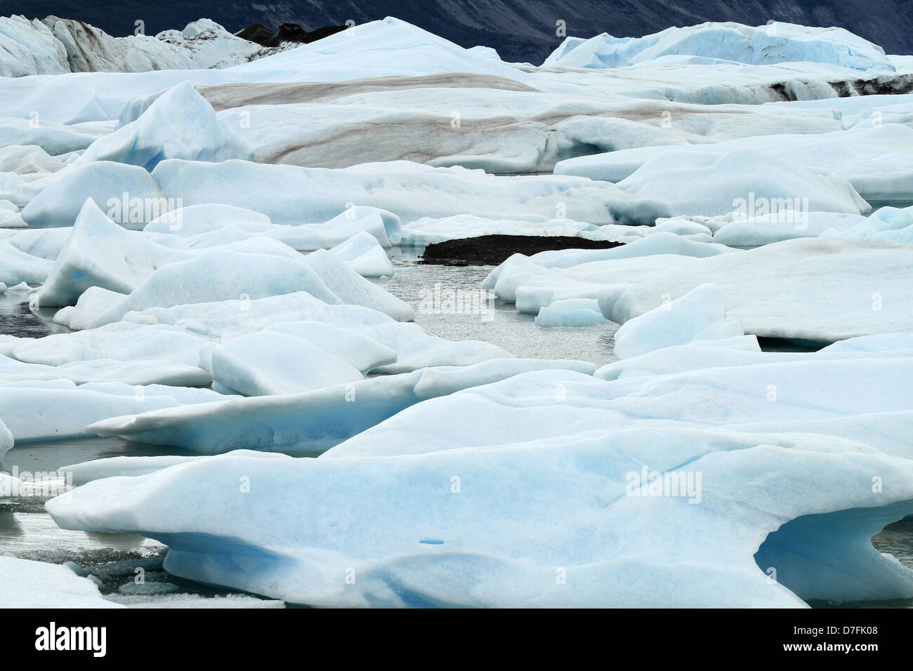 L'eau du lac de l'eau corps bleu blanc aux couleurs vives saturées de couleur froide glace désert sauvage congelé en terrain extrême Banque D'Images