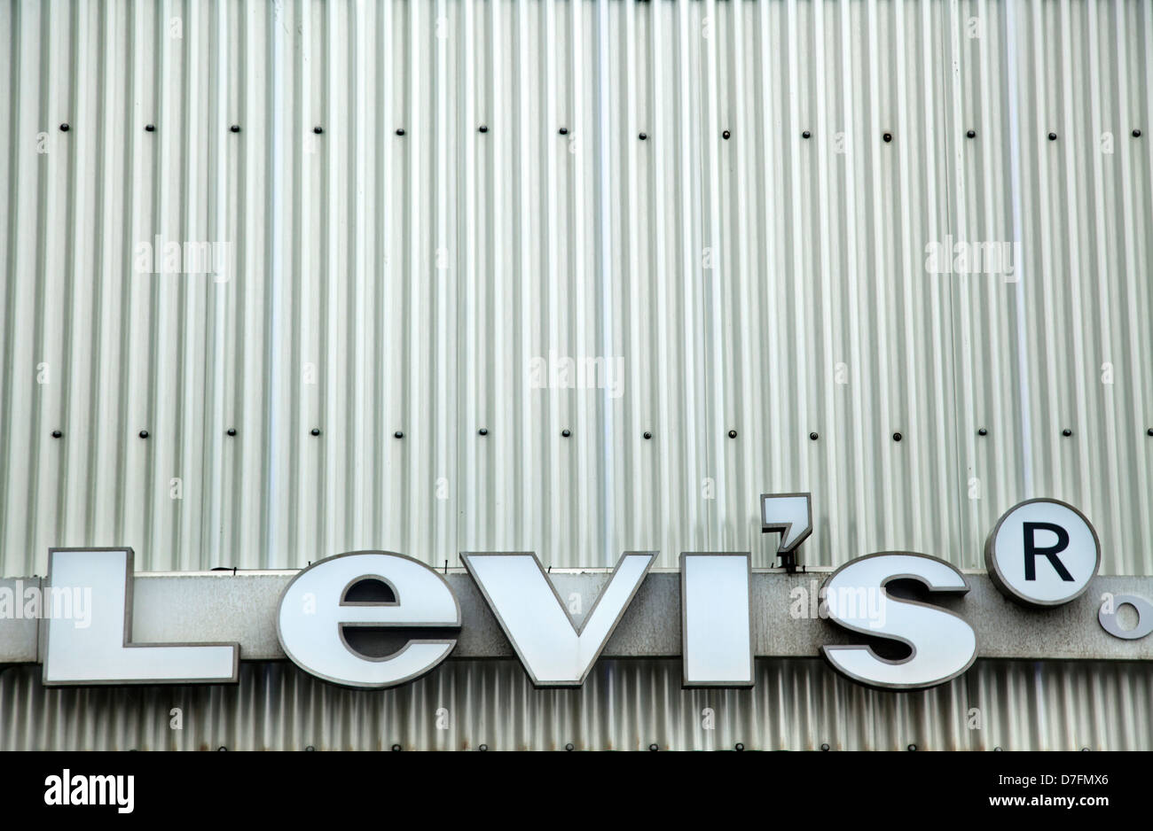 Tel-Aviv Israël - 10 mars 2011 : le logo de marque Levi's sur fond de métal ondulées. Levi's jeans de marque connue du monde est Banque D'Images