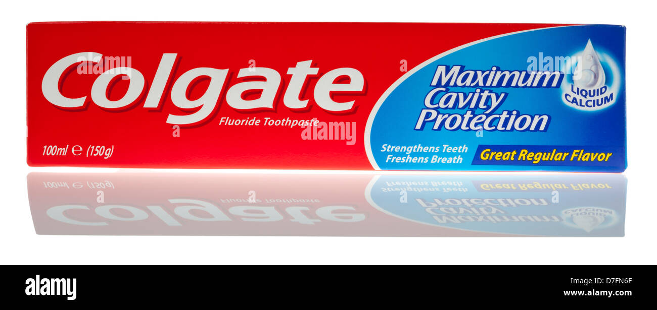 Tel-Aviv Israël - 20 mars 2011 : RED WHITE & blue pack carton Colgate dentifrice au fluor sa réflexion isolated on white Banque D'Images