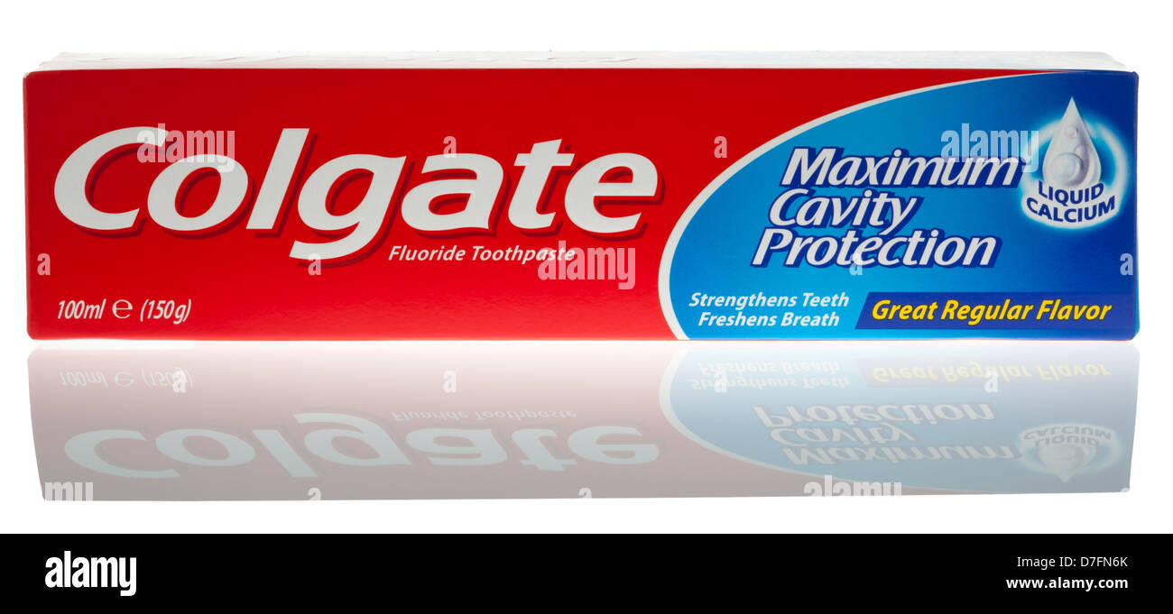 Tel-Aviv Israël - 20 mars 2011 : RED WHITE & blue pack carton Colgate dentifrice au fluor sa réflexion isolated on white Banque D'Images