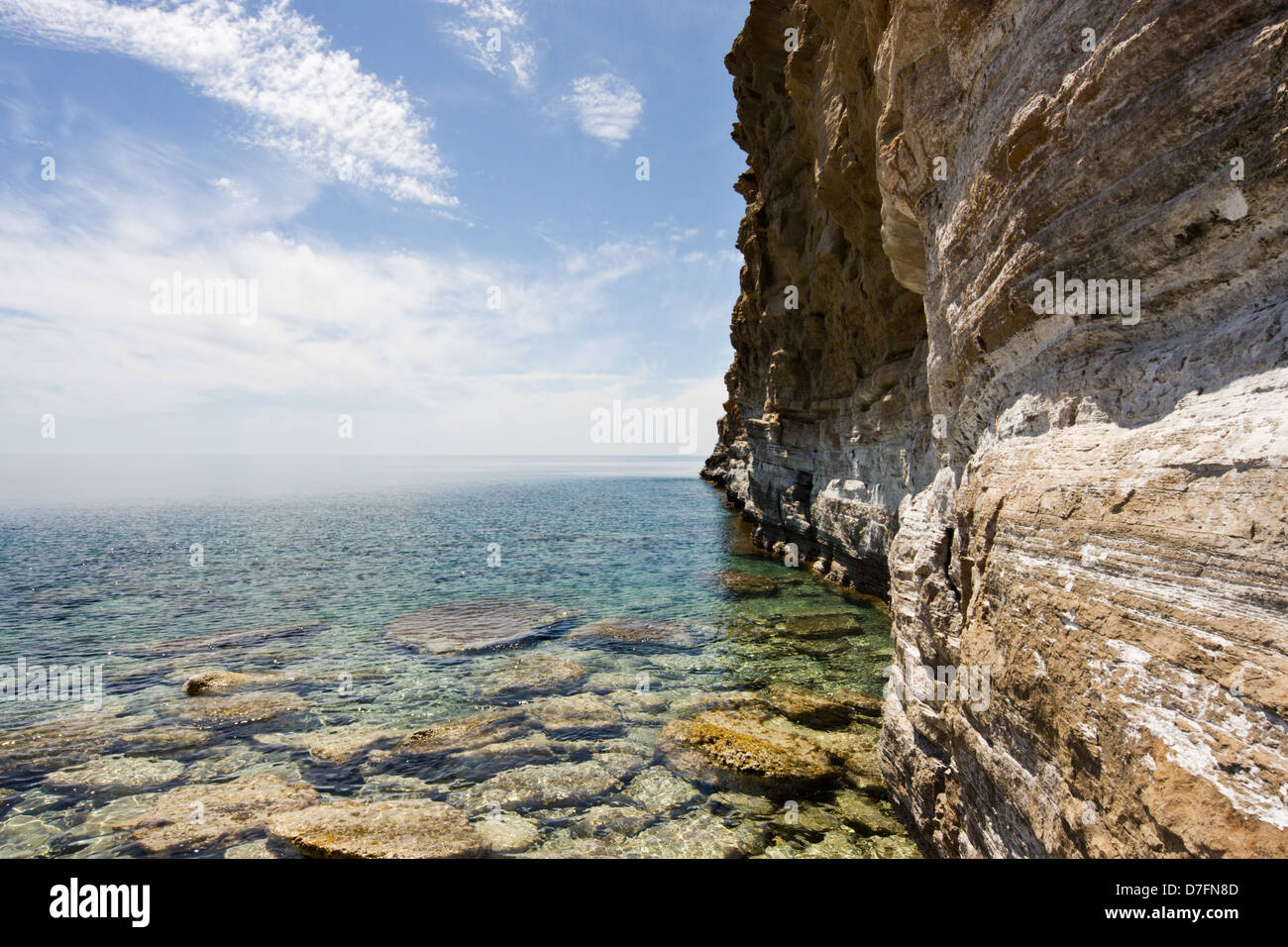 Falaise en couches sur la côte de la Crète, une vague sur la mer de Libye Banque D'Images