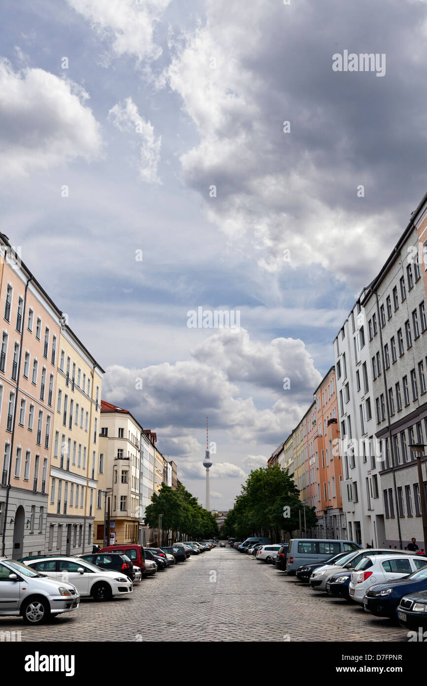 Allemagne Berlin - 10 juin 2012 : diminution des blocs de vue perspective des bâtiments qui s'étendent le long de Strelitzer strasse grand Banque D'Images