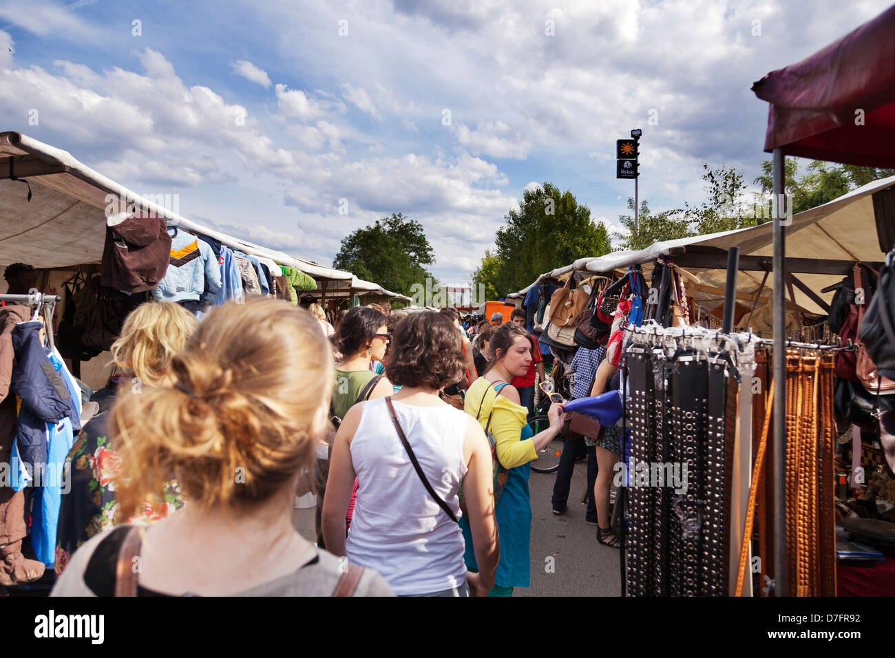 Allemagne Berlin - 10 juin 2012 : entre les différentes boutiques de vêtements au marché aux puces de Mauerpark dimanche lors d'une ancienne Banque D'Images