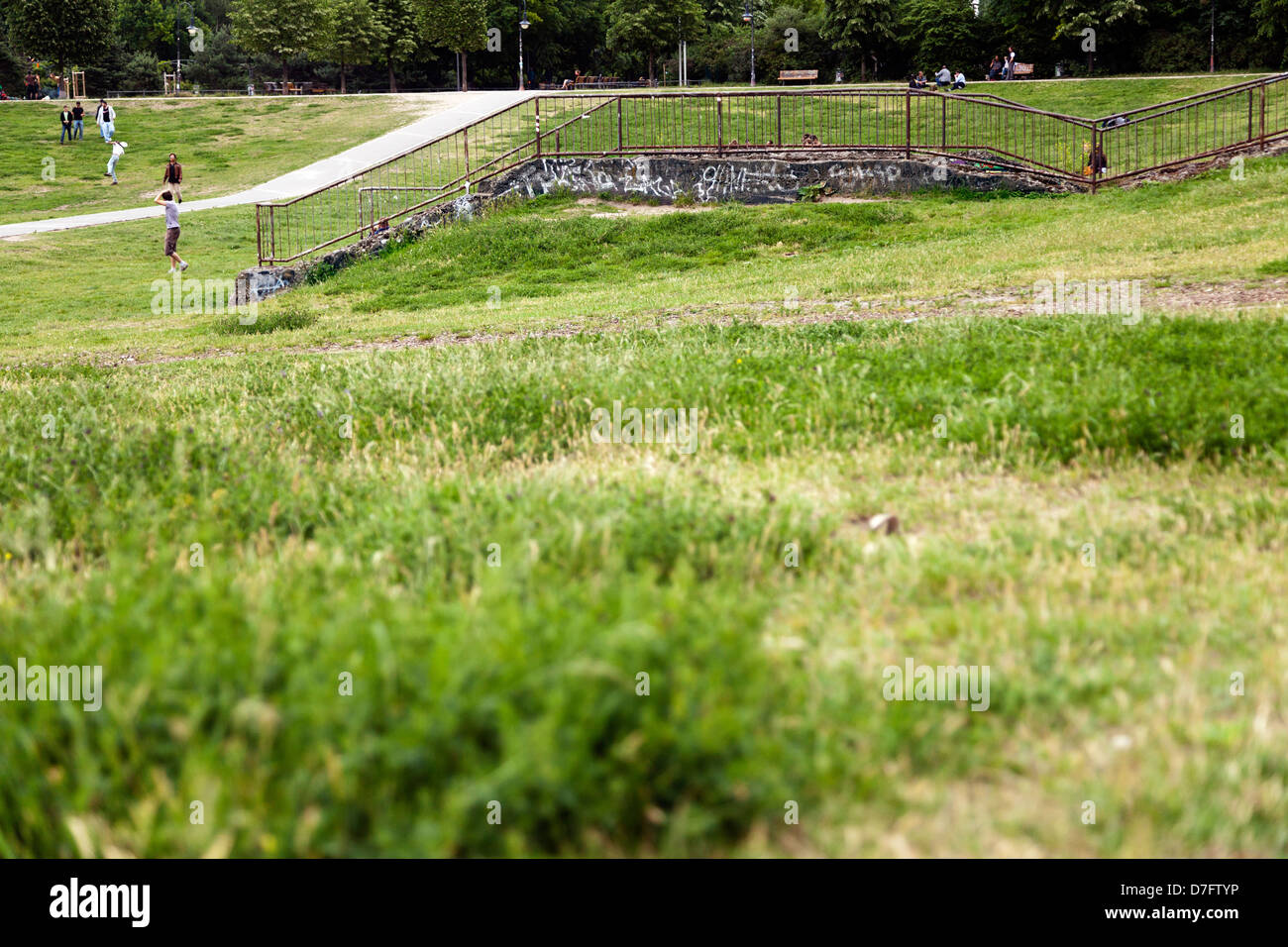 Berlin, Allemagne - 11 juin 2012 : Des groupes de jeunes adultes éparpillés sur l'herbe à Gorlitzer Park, situé dans Kreuzberg. Banque D'Images