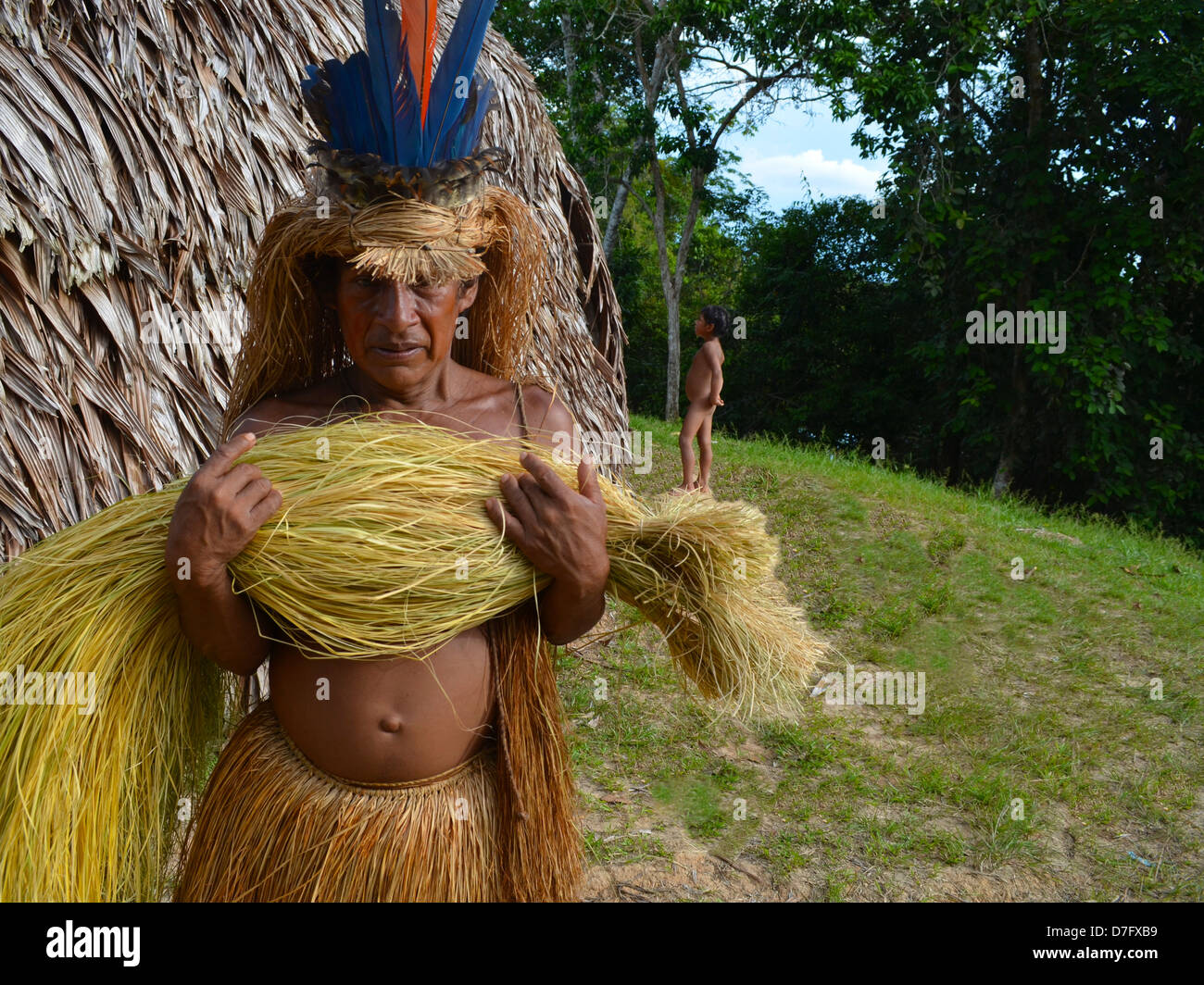 Un ancien membre de la tribu Yagua portant sa tête traditionnelle robe, près de Iquitos en Amazonie péruvienne. Banque D'Images