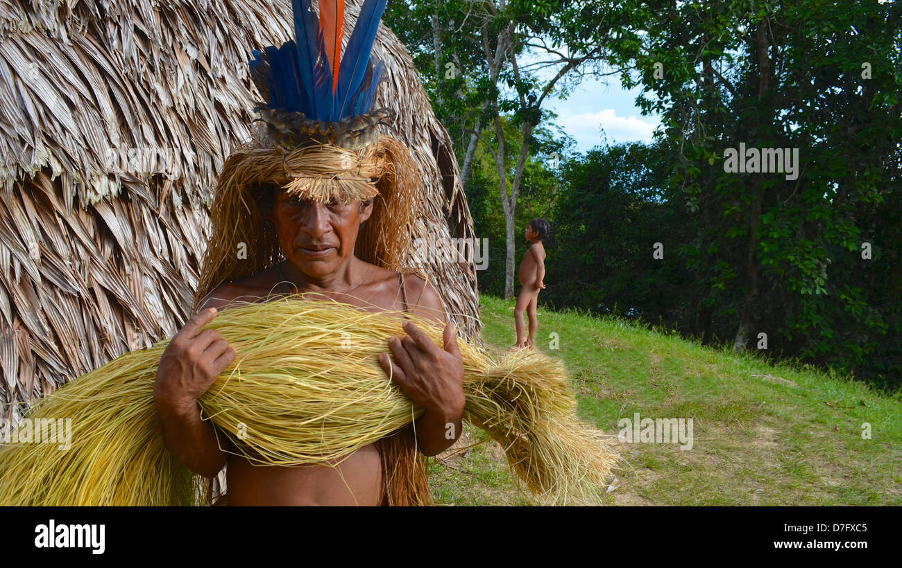 Un membre de la tribu Yagua dans la forêt amazonienne près d'Iquitos, Pérou Banque D'Images