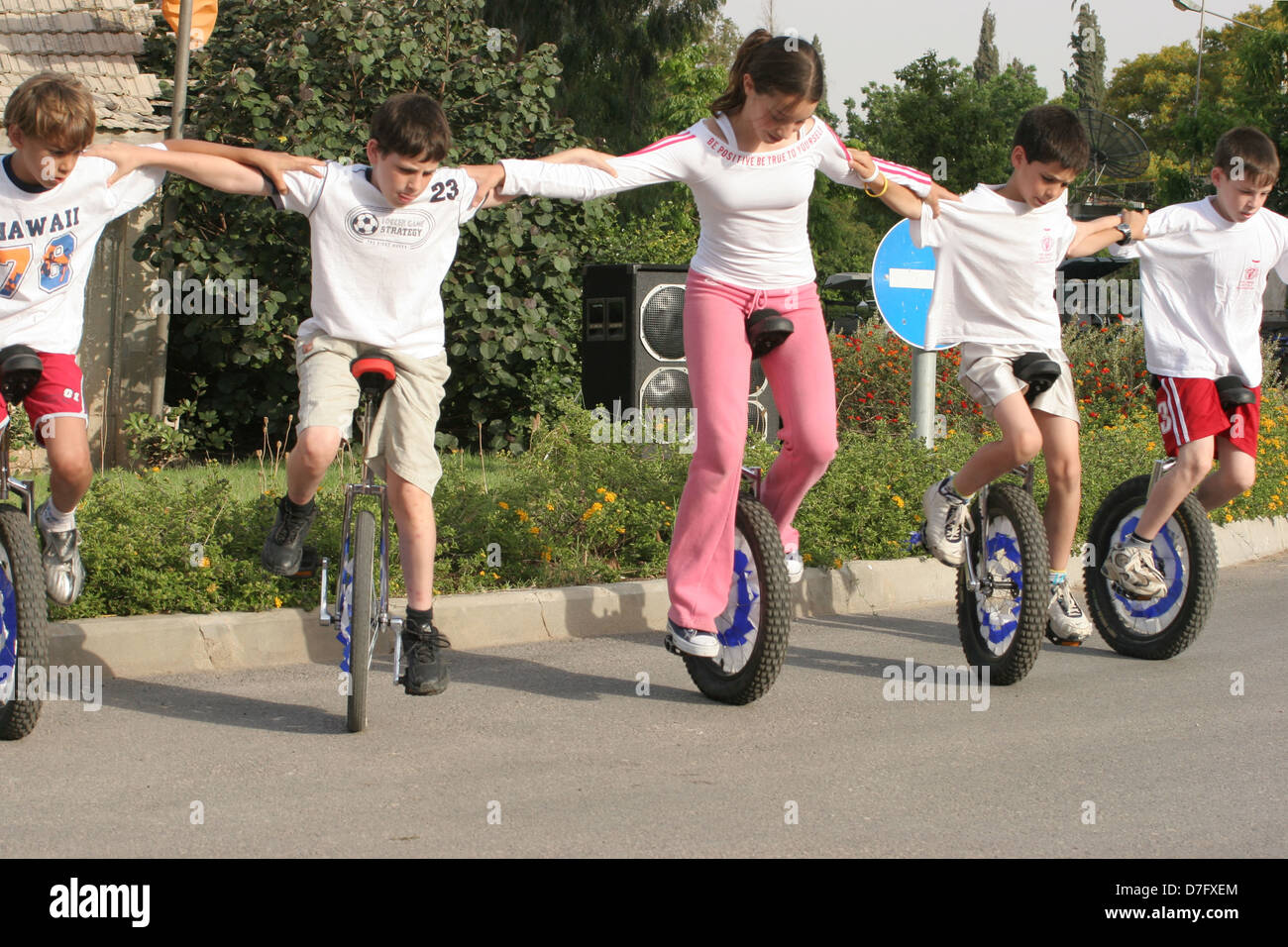 Les jongleurs sur monocycles en kibbutz bet alpha Banque D'Images