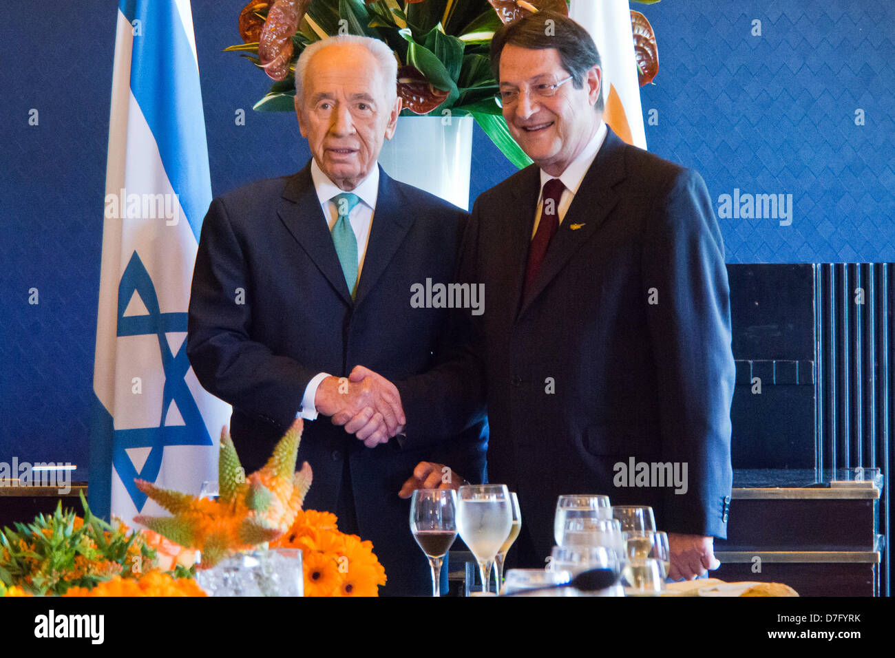 Jérusalem, Israël. 7 mai 2013. Président de l'état d'Israël, Shimon Peres (L), et le président de Chypre, Nicos Anastasiades (R), serrer la main et faire des déclarations d'ouverture avant le début d'un repas en l'honneur du président chypriote. Jérusalem, Israël. 7-mai-2013. Président de l'état d'Israël, Shimon Peres, honore le président de Chypre, Nicos Anastasiades, avec déjeuner à l'hôtel King David de Jérusalem. Banque D'Images