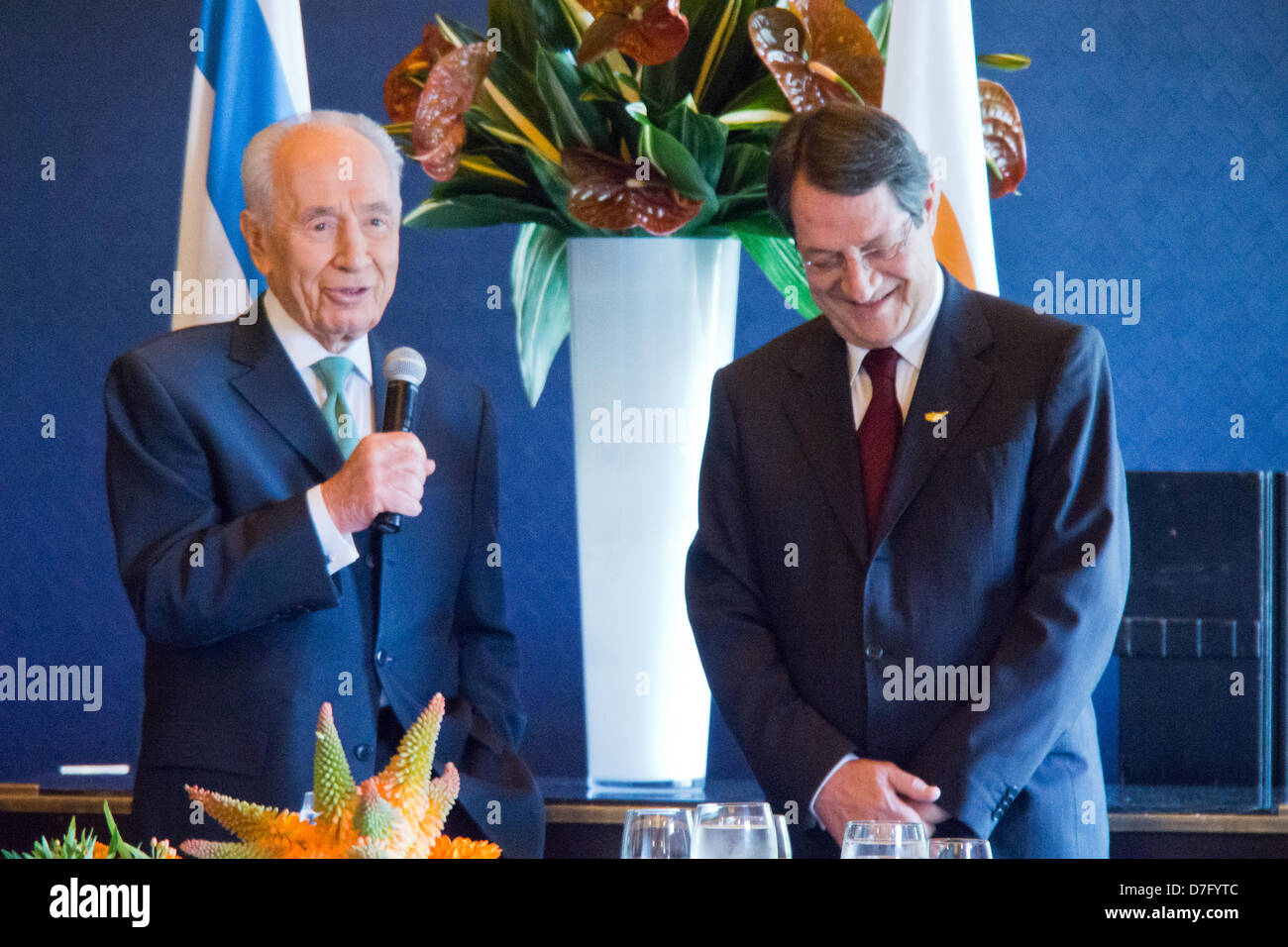 Jérusalem, Israël. 7 mai 2013. Président de l'état d'Israël, Shimon Peres (L), et le président de Chypre, Nicos Anastasiades (R), serrer la main et faire des déclarations d'ouverture avant le début d'un repas en l'honneur du président chypriote. Jérusalem, Israël. 7-mai-2013. Président de l'état d'Israël, Shimon Peres, honore le président de Chypre, Nicos Anastasiades, avec déjeuner à l'hôtel King David de Jérusalem. Banque D'Images