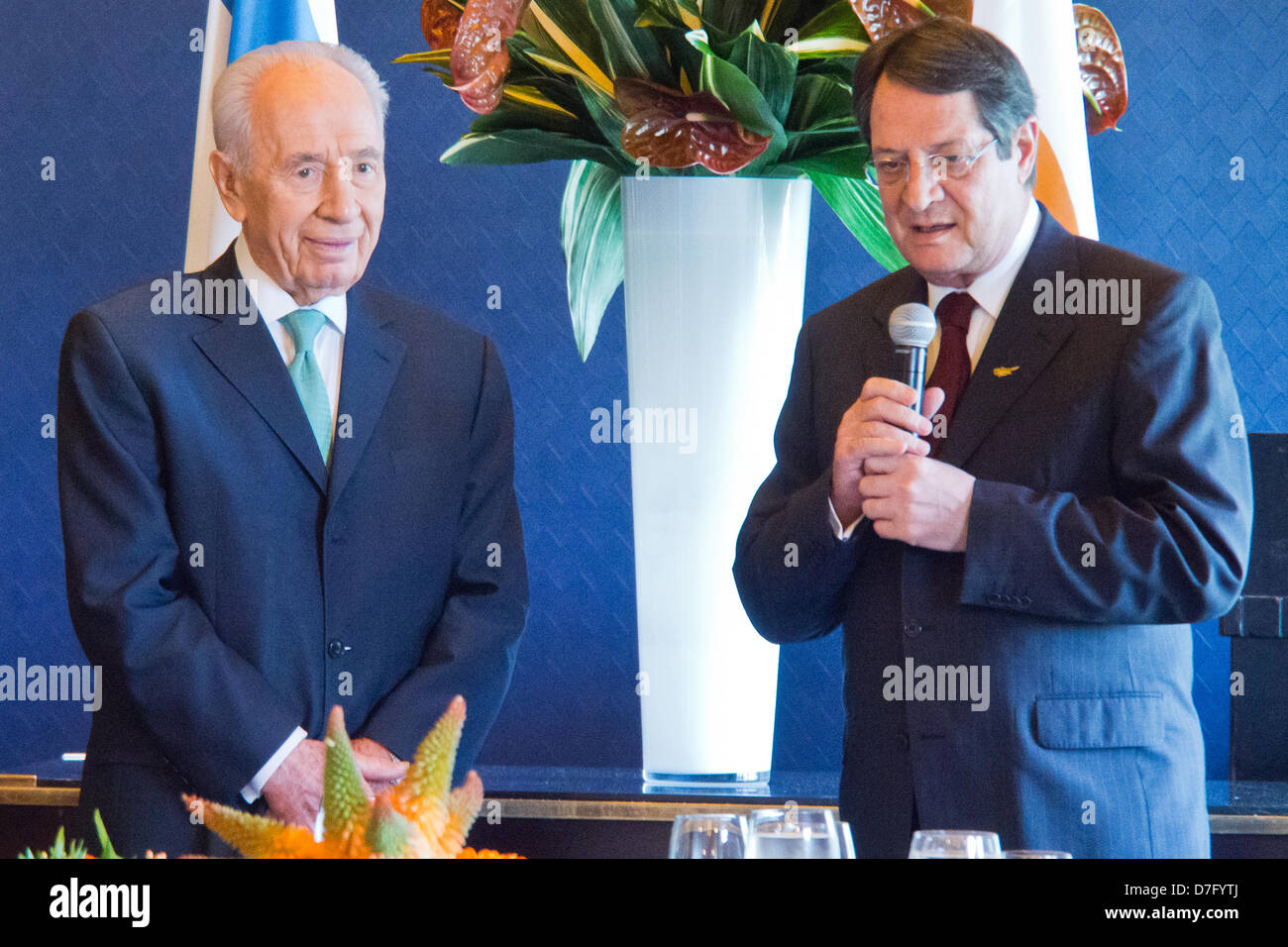 Jérusalem, Israël. 7 mai 2013. Président de l'état d'Israël, Shimon Peres (L), et le président de Chypre, Nicos Anastasiades (R), serrer la main et faire des déclarations d'ouverture avant le début d'un repas en l'honneur du président chypriote. Jérusalem, Israël. 7-mai-2013. Président de l'état d'Israël, Shimon Peres, honore le président de Chypre, Nicos Anastasiades, avec déjeuner à l'hôtel King David de Jérusalem. Banque D'Images