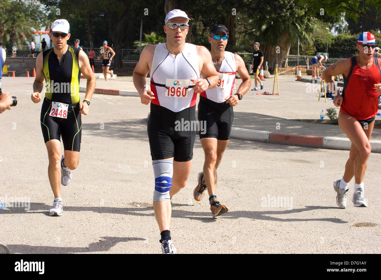 Les coureurs qui participent à un triathlon Banque D'Images