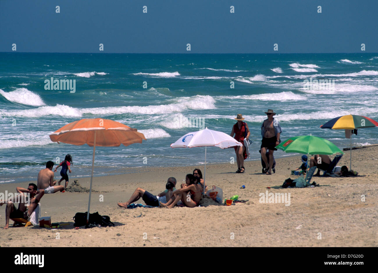Les baigneurs sur la plage de Sidney ali à Herzliya Banque D'Images