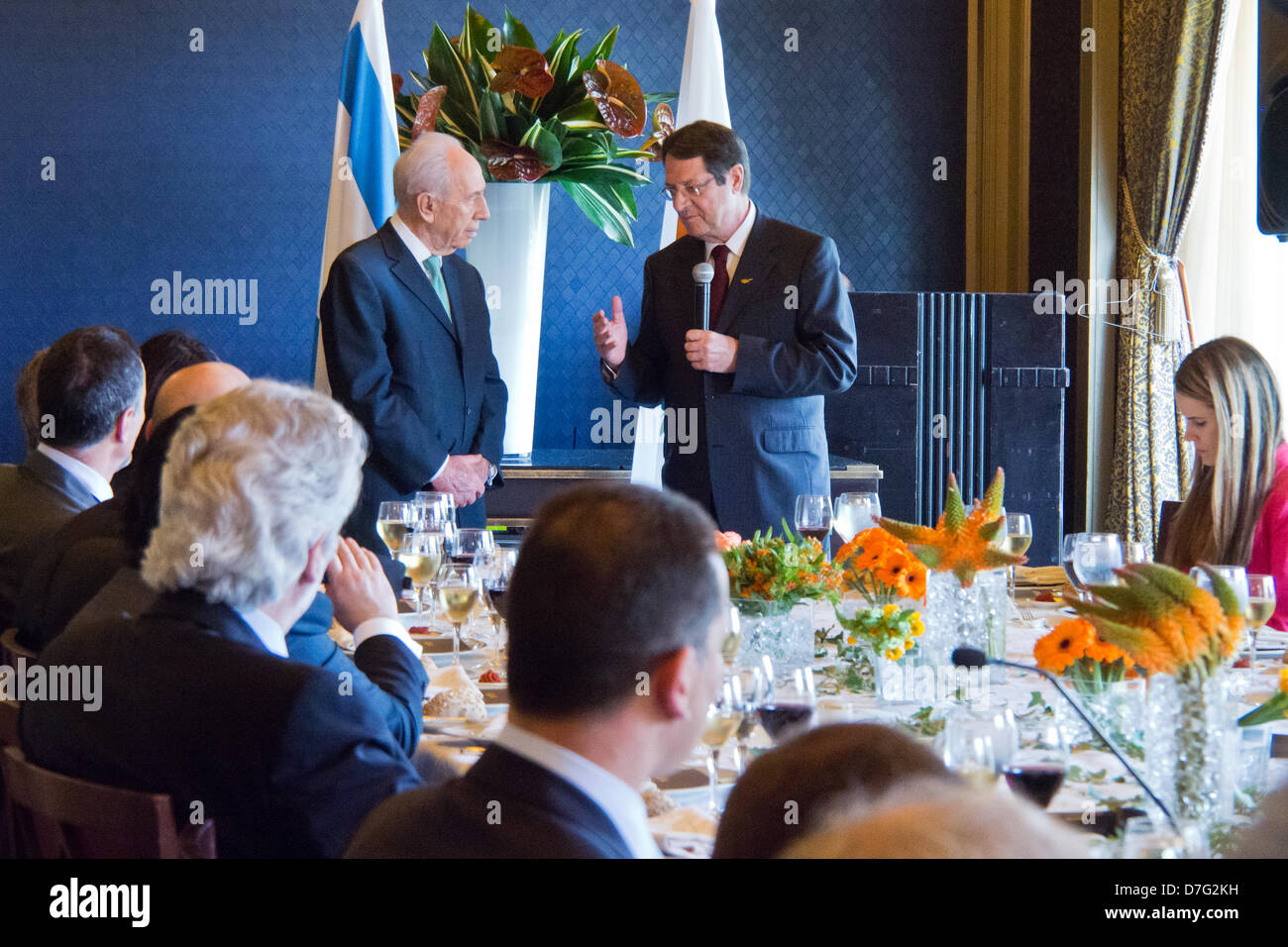 Jérusalem, Israël. 7 mai 2013. Président de l'état d'Israël, Shimon Peres (L), et le président de Chypre, Nicos Anastasiades (R), serrer la main et faire des déclarations d'ouverture avant le début d'un repas en l'honneur du président chypriote. Jérusalem, Israël. 7-mai-2013. Président de l'état d'Israël, Shimon Peres, honore le président de Chypre, Nicos Anastasiades, avec déjeuner à l'hôtel King David de Jérusalem. Banque D'Images
