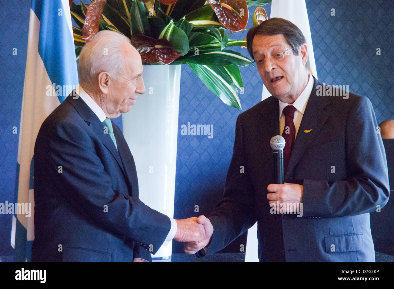 Jérusalem, Israël. 7 mai 2013. Président de l'état d'Israël, Shimon Peres (L), et le président de Chypre, Nicos Anastasiades (R), serrer la main et faire des déclarations d'ouverture avant le début d'un repas en l'honneur du président chypriote. Jérusalem, Israël. 7-mai-2013. Président de l'état d'Israël, Shimon Peres, honore le président de Chypre, Nicos Anastasiades, avec déjeuner à l'hôtel King David de Jérusalem. Banque D'Images