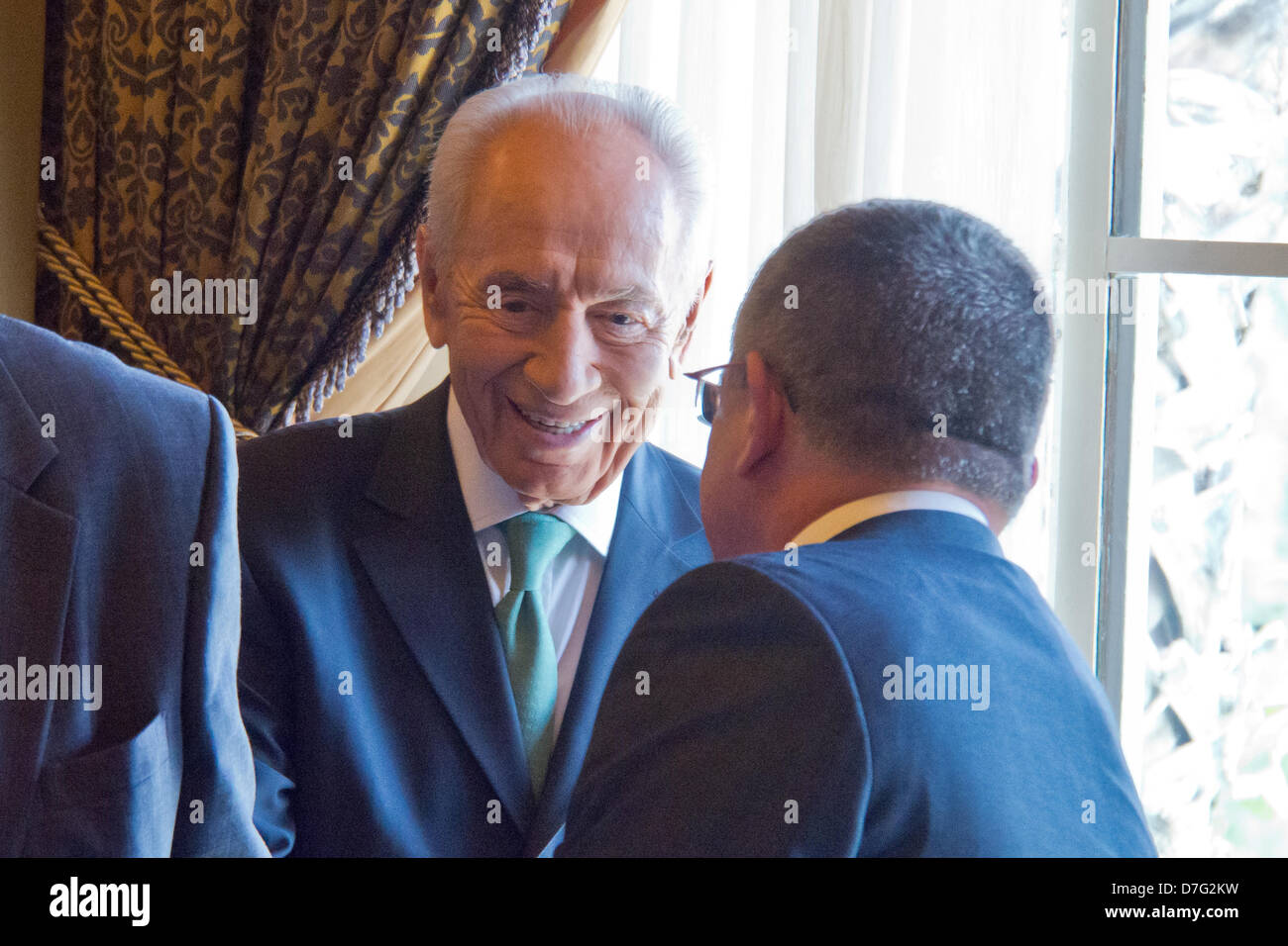 Jérusalem, Israël. 7 mai 2013. Président de l'état d'Israël, Shimon Peres (C), serre la main avec les participants d'un déjeuner officiel en l'honneur du président Anastasiades de Chypre. Jérusalem, Israël. 7-mai-2013. Président de l'état d'Israël, Shimon Peres, honore le président de Chypre, Nicos Anastasiades, avec déjeuner à l'hôtel King David de Jérusalem. Banque D'Images