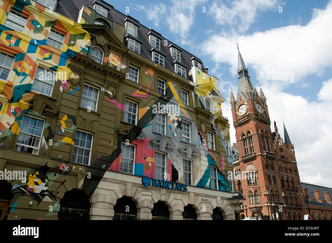 Barclays Bank avec la gare St Pancras et derrière l'hôtel, Kings Cross, London Borough of Camden, Angleterre, Grande-Bretagne, Royaume-Uni Banque D'Images