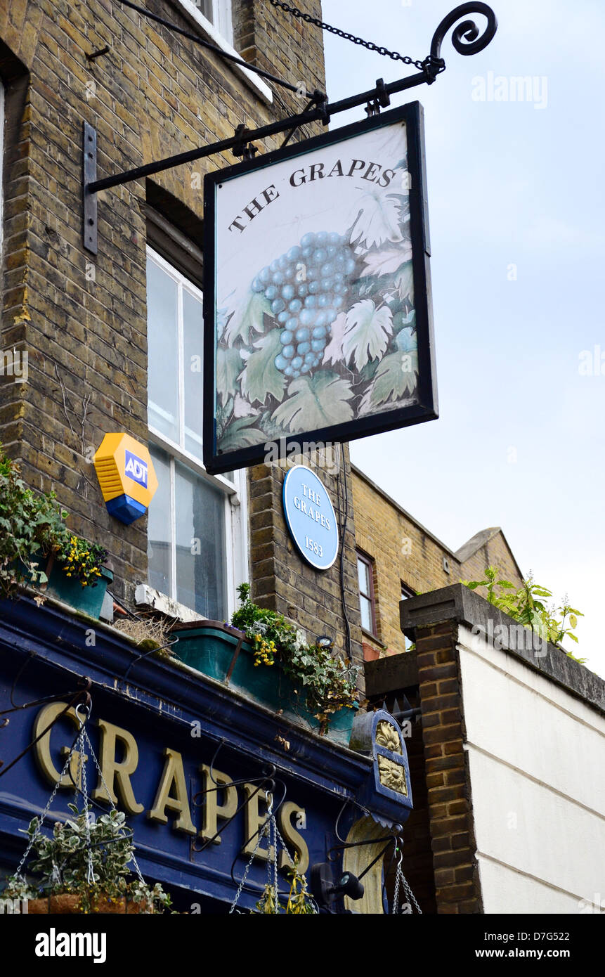 Les raisins pub, rue étroite, Limehouse, Londres Banque D'Images