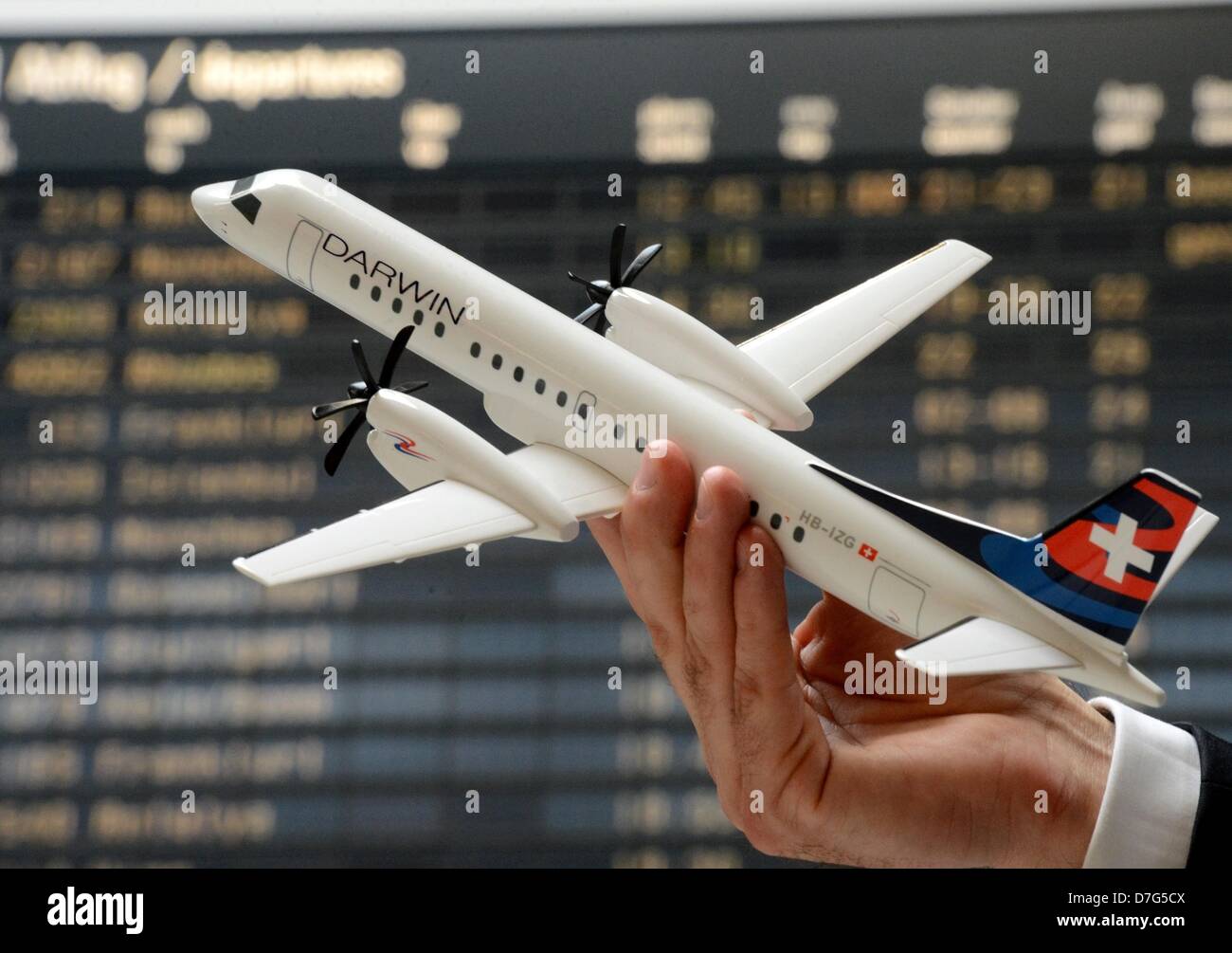 Un employé de Darwin airlines basée en Suisse est titulaire d'un modèle d'un avion à turbopropulseurs de l'aéroport de Leipzig/Halle Leipzig, Allemagne, 07 mai 2013. Darwin commence à voler à Paris et Amsterdam à partir de Leipzig en septembre. Photo : HENDRIK SCHMIDT Banque D'Images