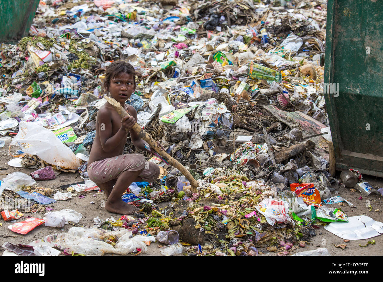 Jeune fille les charognards des morceaux à la poubelle, Delhi, Inde Photo  Stock - Alamy