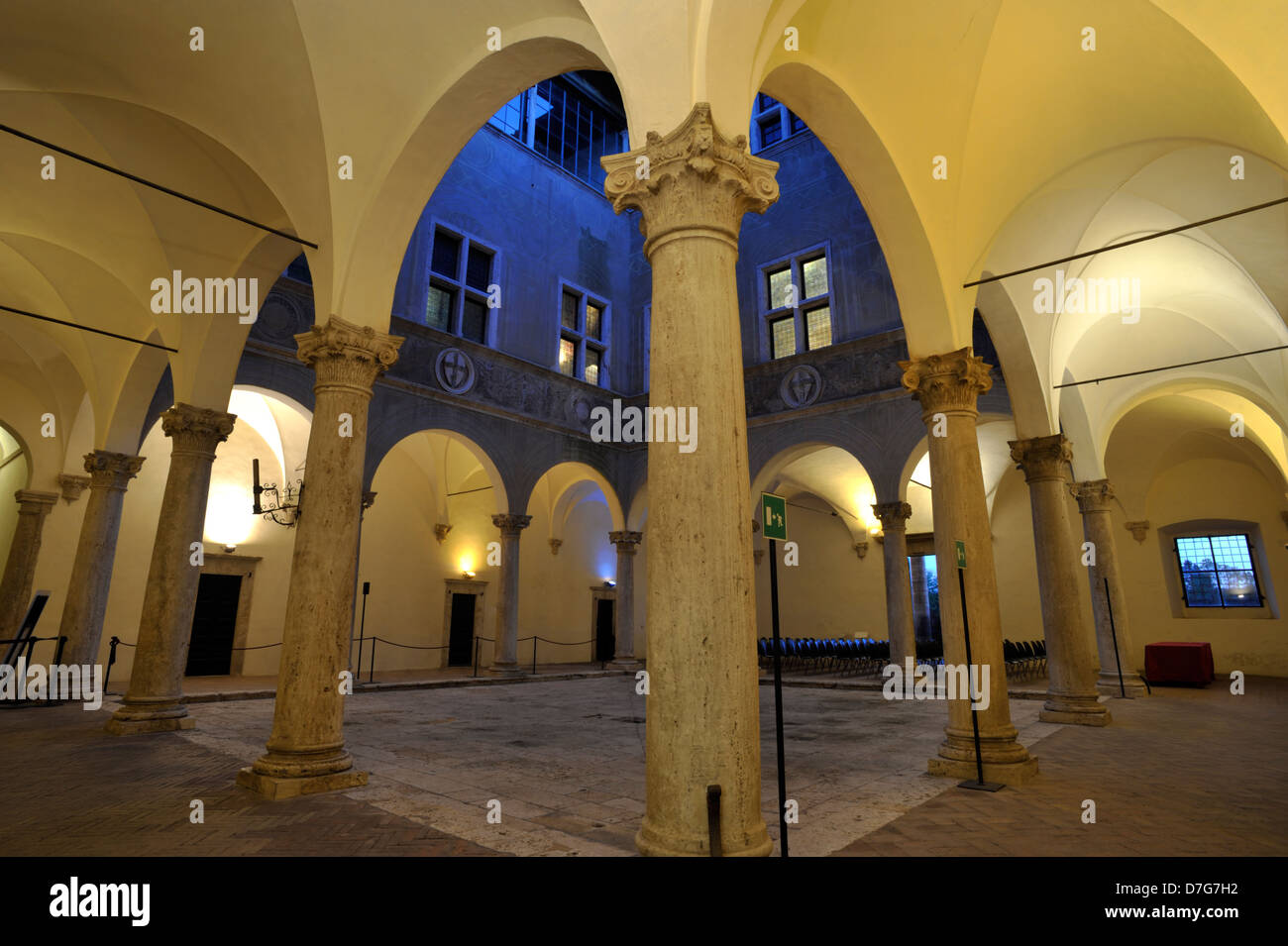 Italie, Toscane, Pienza, Palazzo Piccolomini cour Banque D'Images