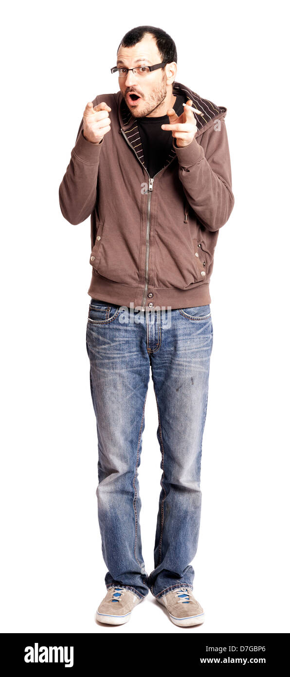 Un adulte caucasian man dans son début des années 30, le port de chaussures occasionnels jeans paire hoodie sur t-shirt noir laminé holding Banque D'Images