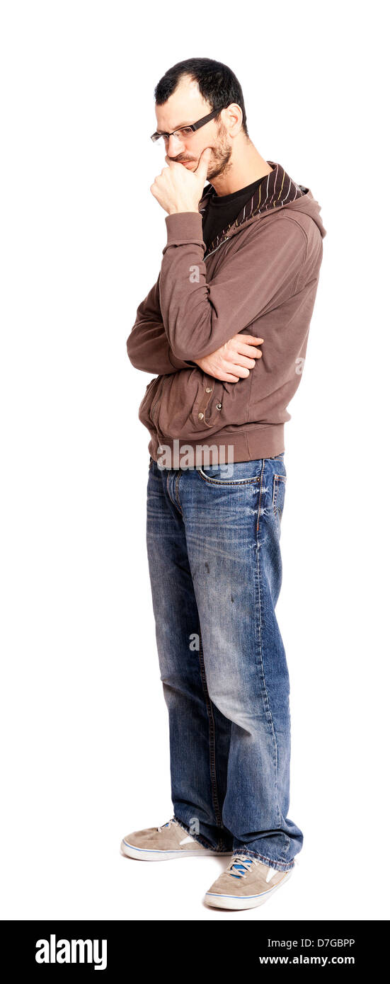 Un adulte caucasian man lors de son début des années 30, le port de chaussures occasionnels jeans paire hoodie sur t-shirt noir. Il est à la recherche Banque D'Images