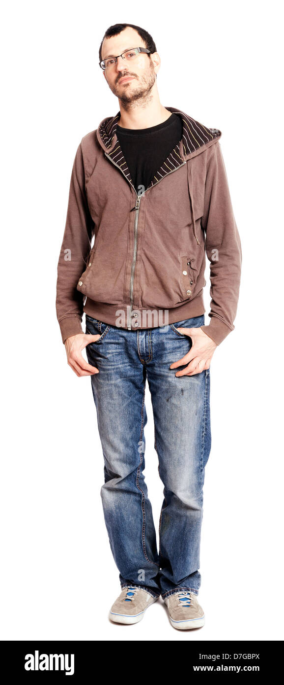 Un adulte caucasian man lors de son début des années 30, le port de chaussures occasionnels jeans paire hoodie sur t-shirt noir. Il cherche à Banque D'Images