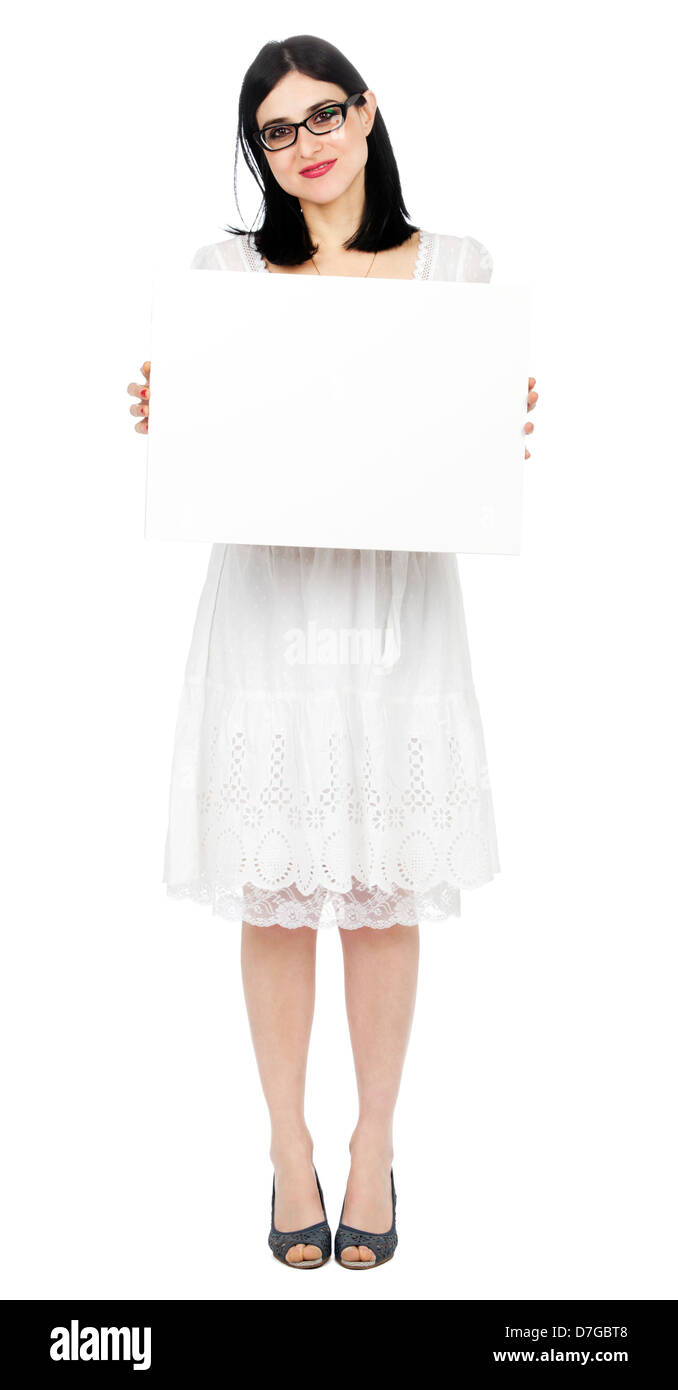 Un adulte (début 30's) black haired caucasian woman wearing jolie robe d'été blanche holding blank sign dans sa face tout en Banque D'Images