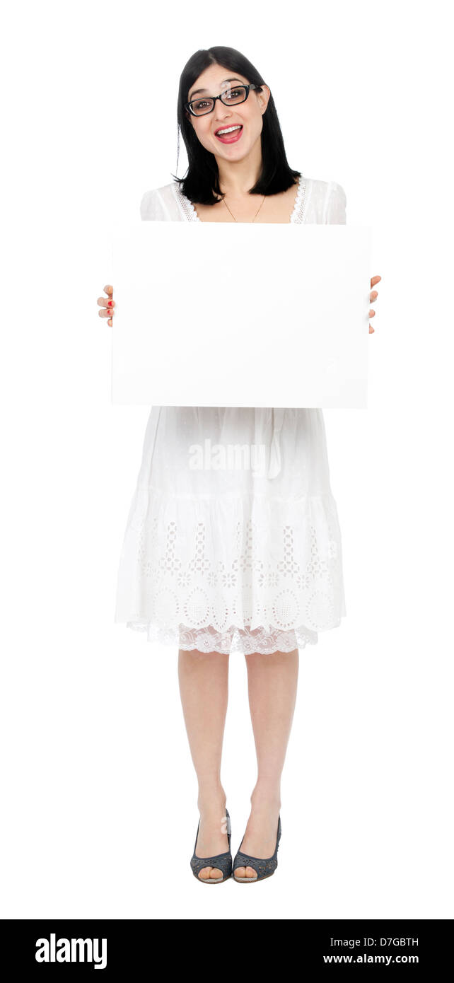 Un adulte (début 30's) black haired caucasian woman wearing jolie robe d'été blanche holding blank sign dans sa face tout en Banque D'Images